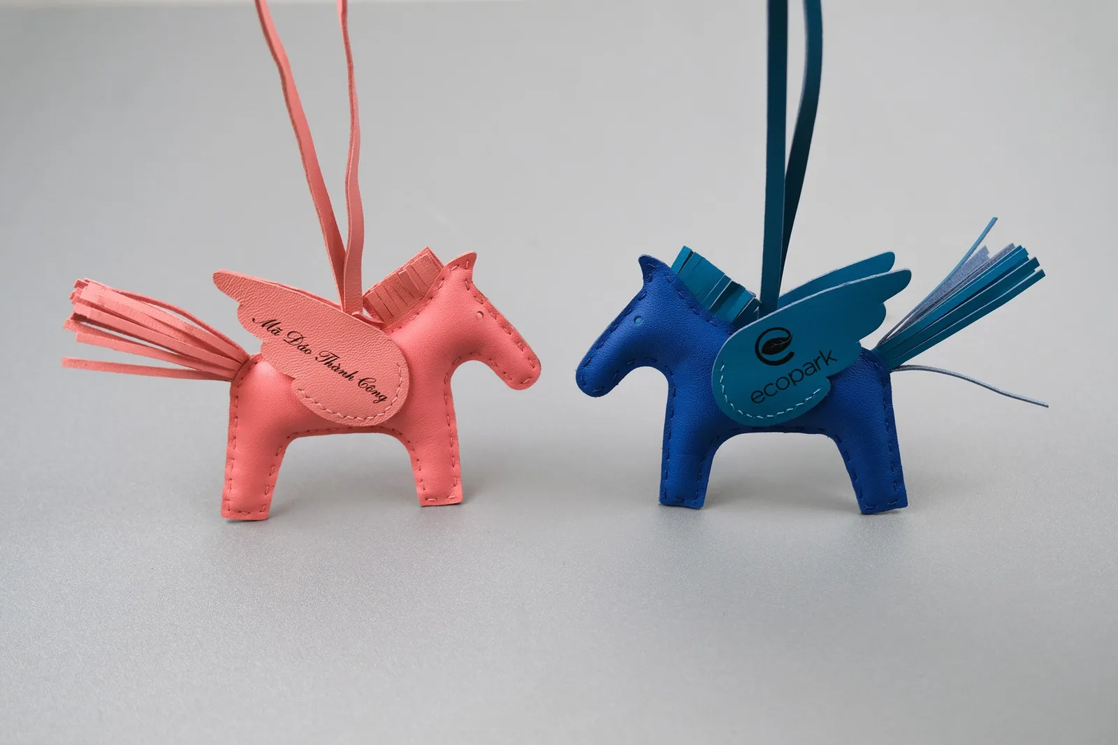 Ảnh Studio Charm túi xách da bò hình ngựa có cánh - Koi Leather