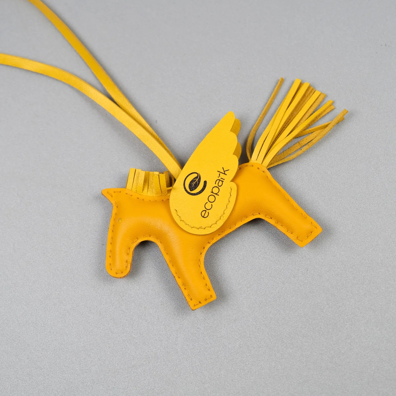 Ảnh Studio Charm túi xách da bò hình ngựa có cánh - Koi Leather