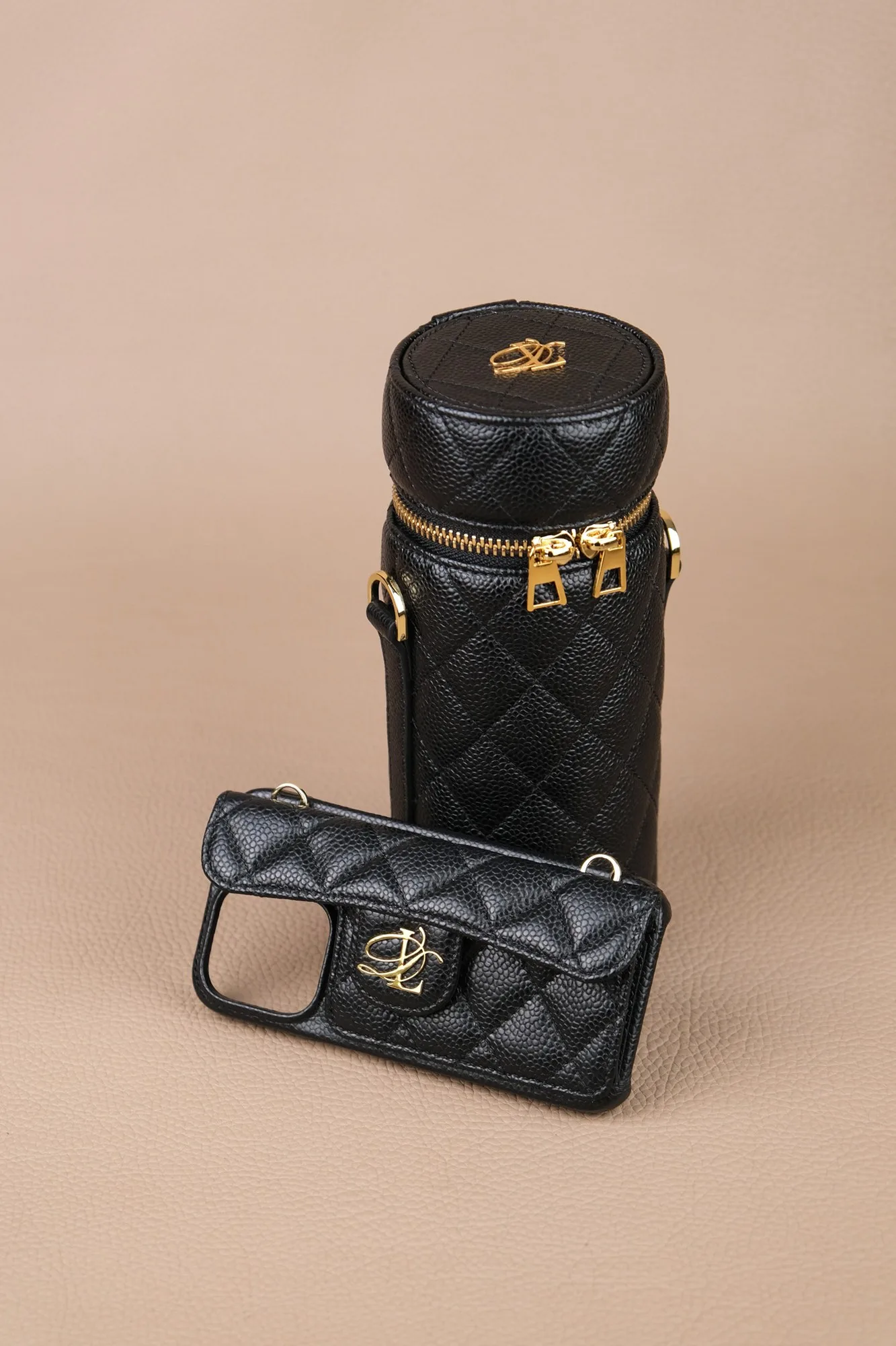 Ảnh Studio Bộ bọc bình giữ nhiệt và ốp lưng da Caviar chần trám đen - Koi Leather