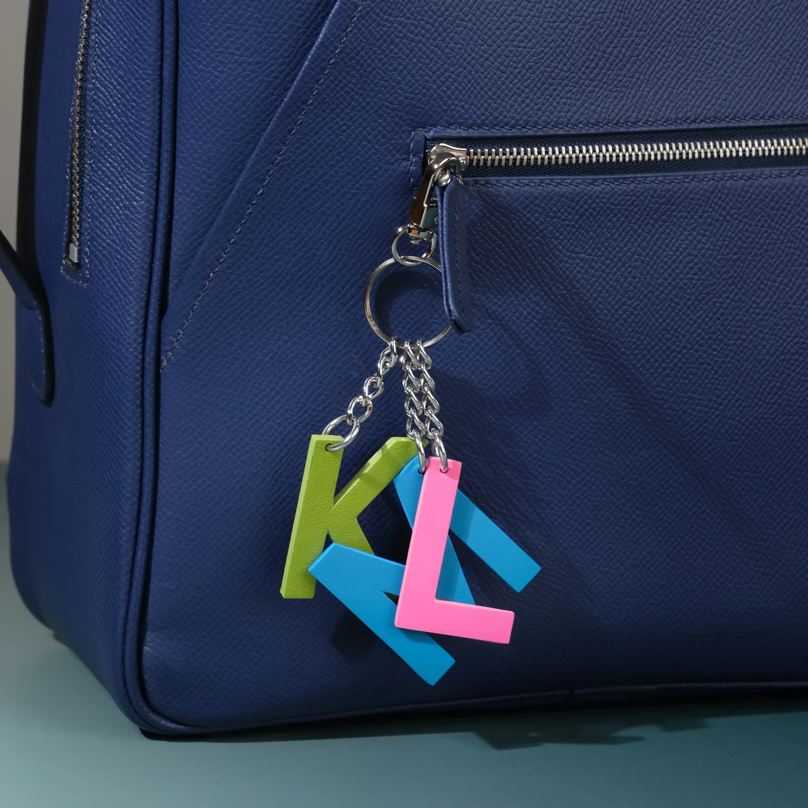 Ảnh Lifestyle Móc khóa charm chữ cái da phối màu và móc khóa thẻ tên - Koi Leather