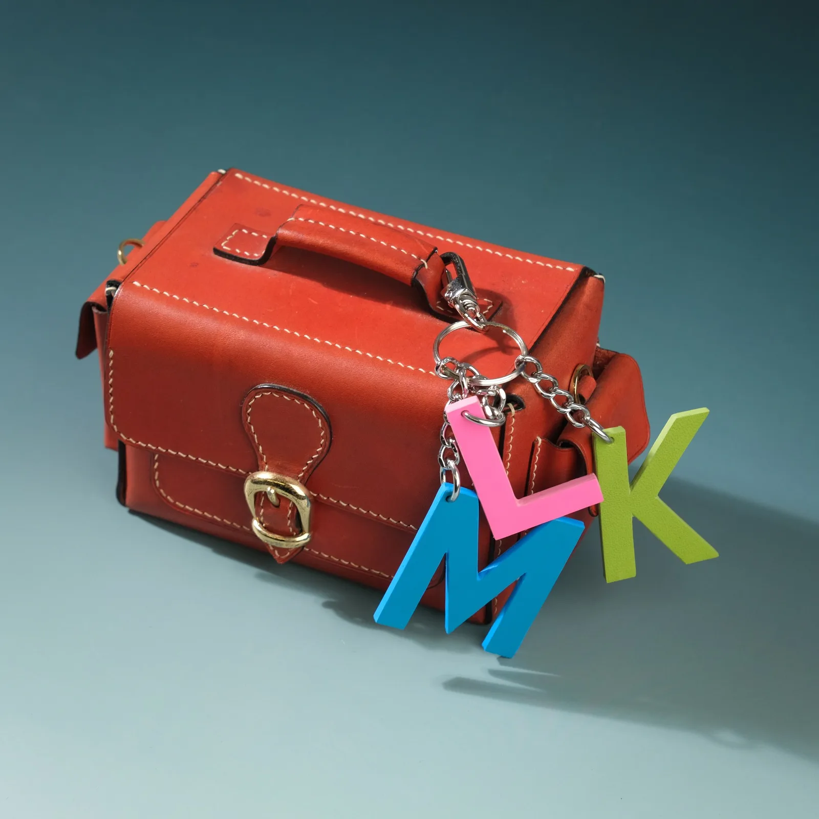 Ảnh Lifestyle Móc khóa charm chữ cái da phối màu và móc khóa thẻ tên - Koi Leather