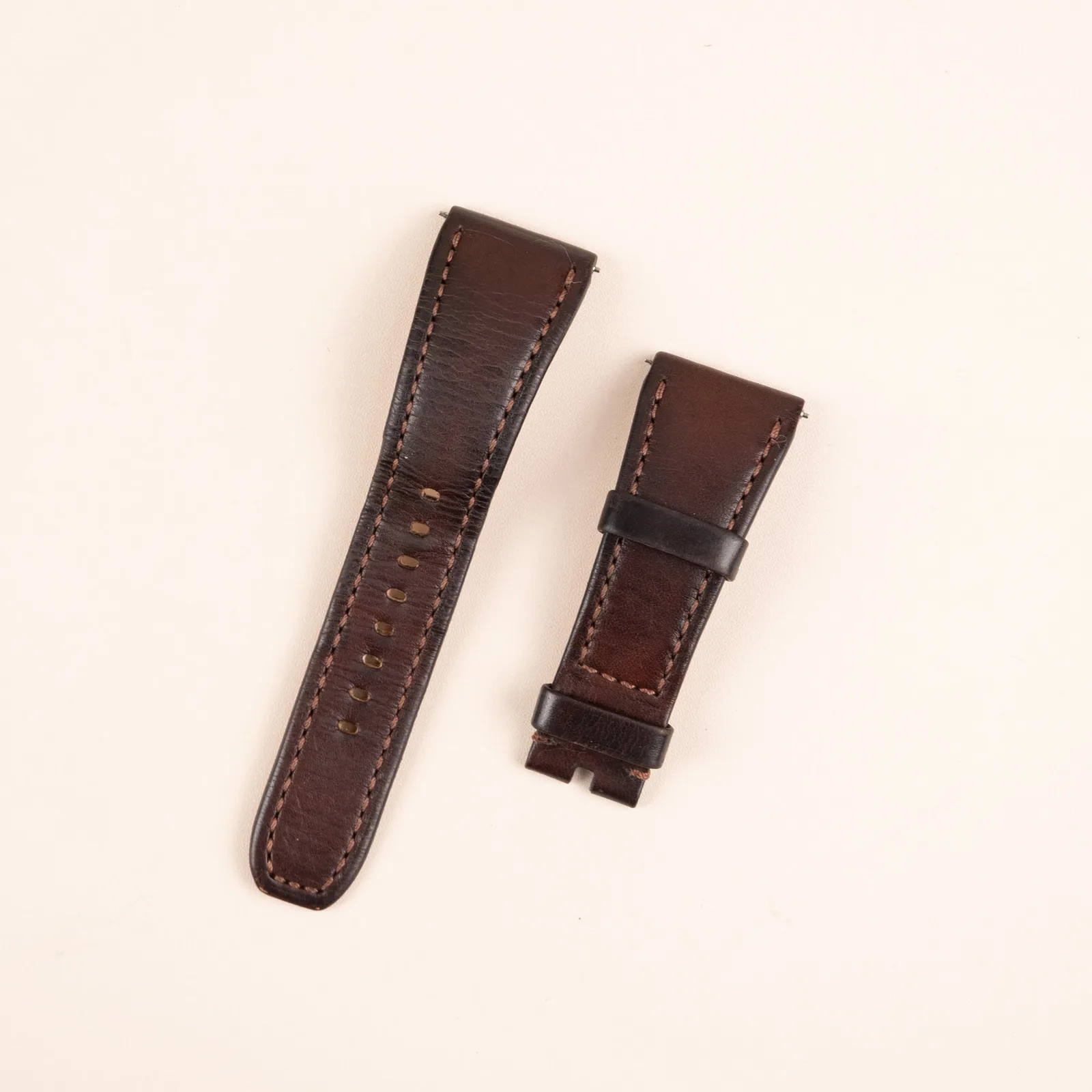 Ảnh Studio Dây đồng hồ da bò màu nâu đậm dáng độn - Koi Leather