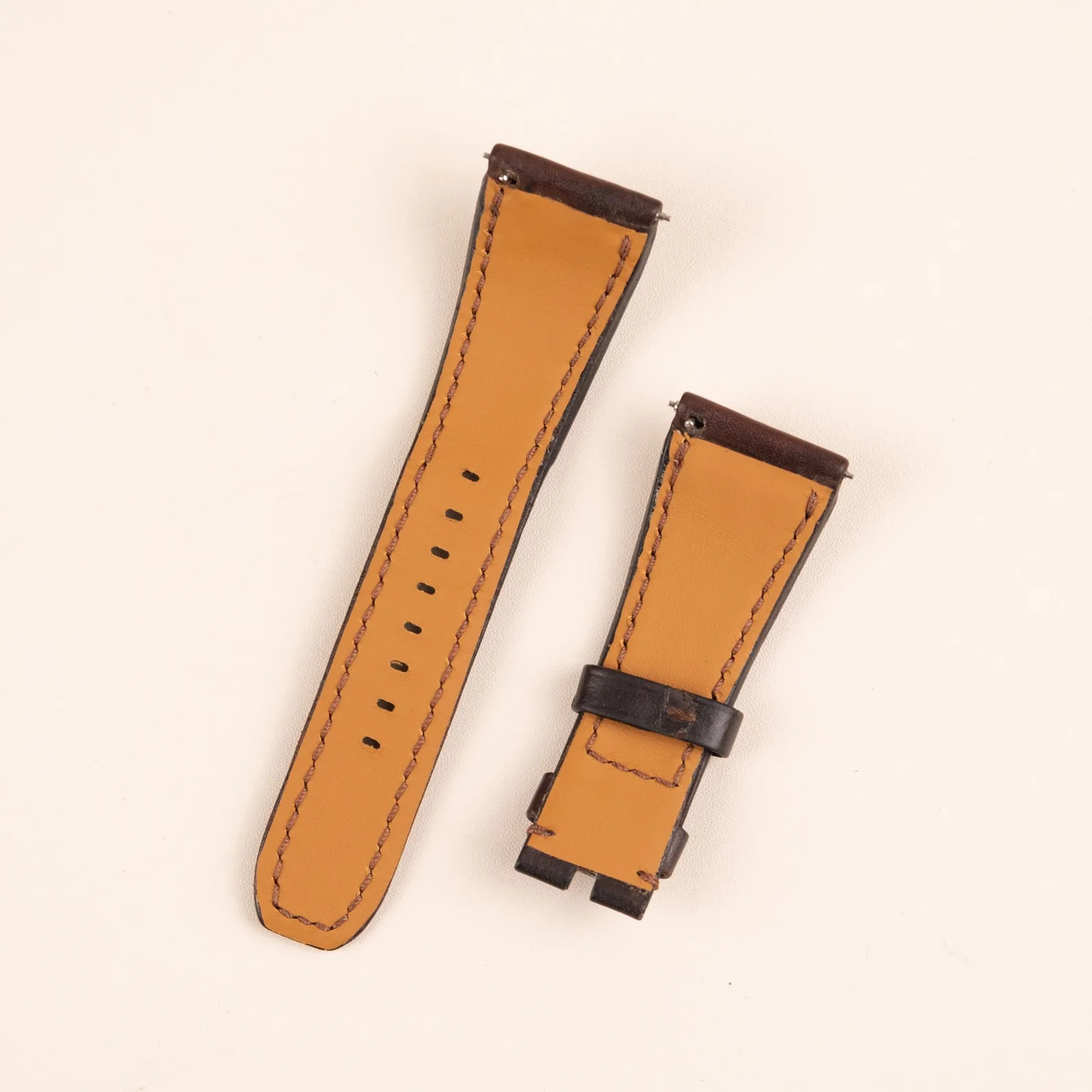 Ảnh Studio Dây đồng hồ da bò màu nâu đậm dáng độn - Koi Leather