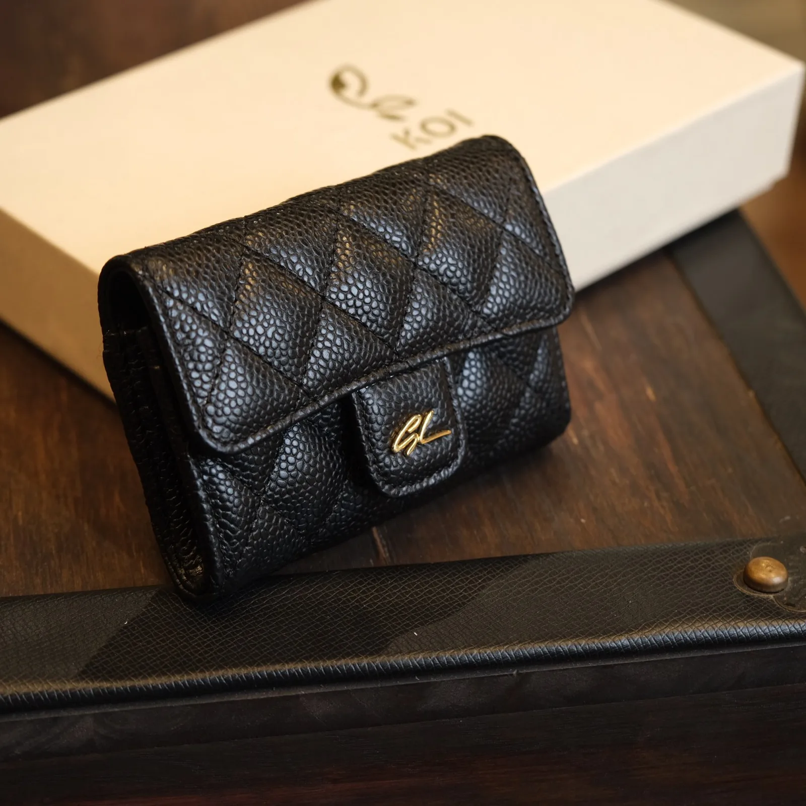 Ảnh Studio Ví nắp gập da Caviar chần trám màu đen - Koi Leather