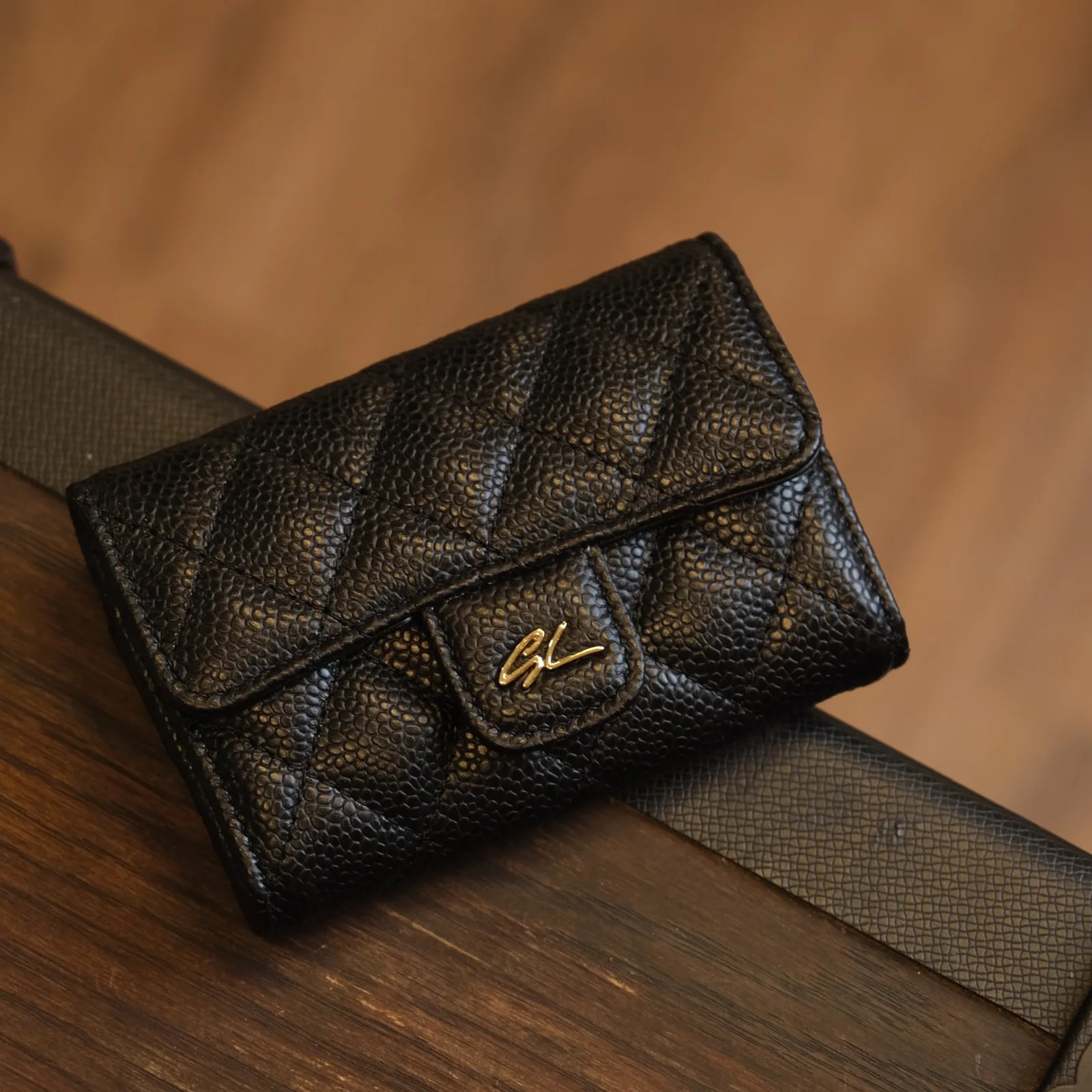 Ảnh Studio Ví nắp gập da Caviar chần trám màu đen - Koi Leather