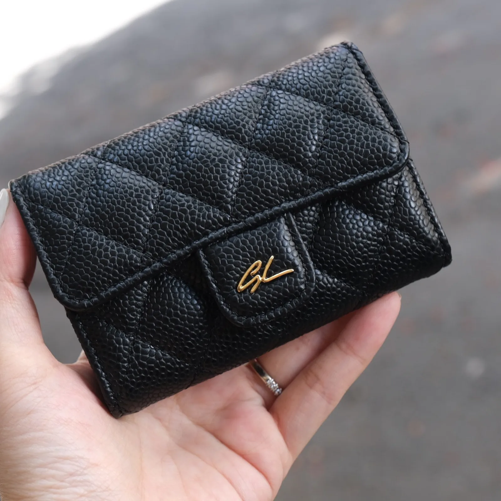 Ảnh Lifestyle Ví nắp gập da Caviar chần trám màu đen - Koi Leather