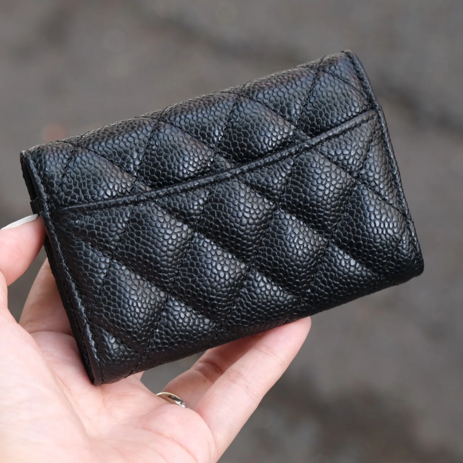 Ảnh Lifestyle Ví nắp gập da Caviar chần trám màu đen - Koi Leather