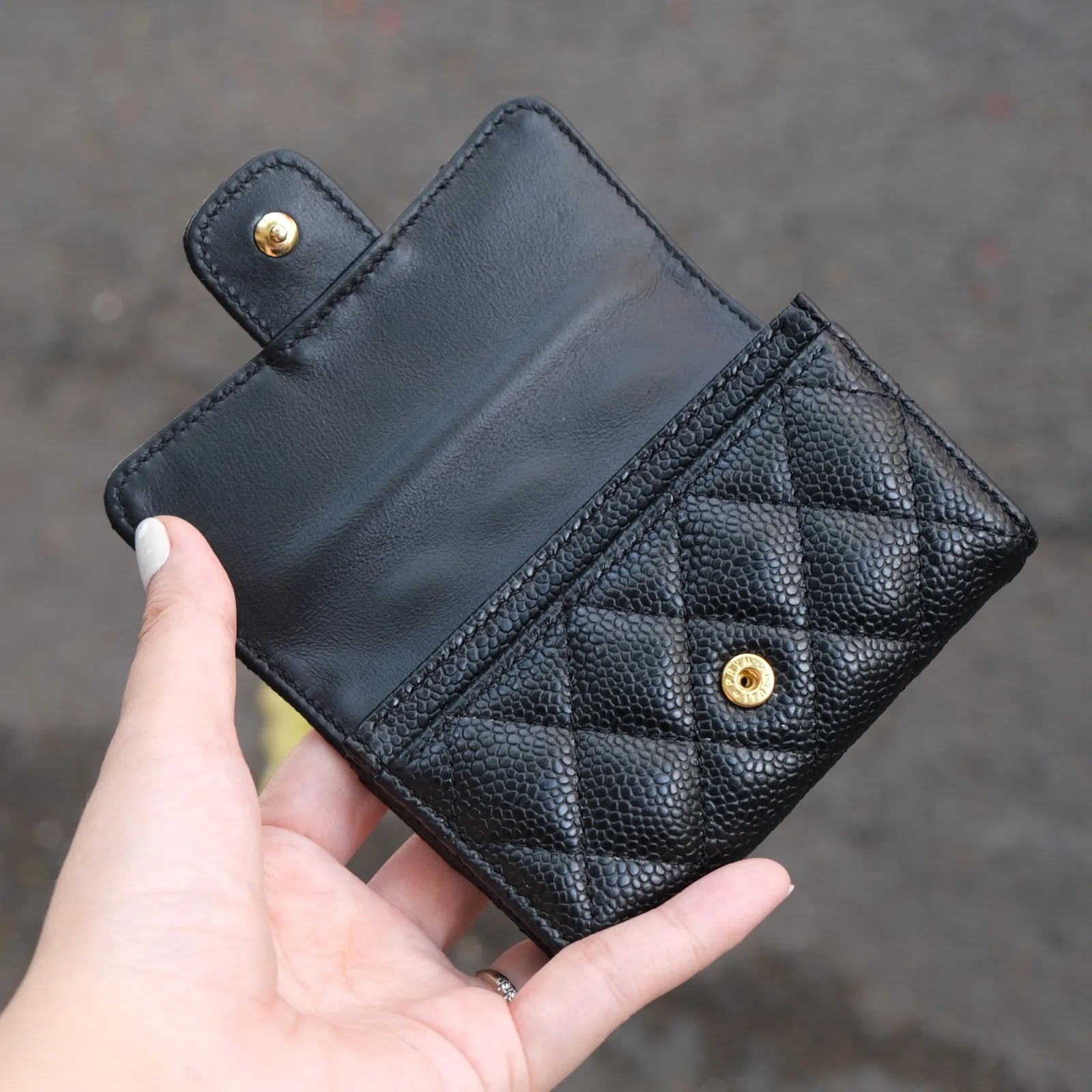 Ảnh Lifestyle Ví nắp gập da Caviar chần trám màu đen - Koi Leather