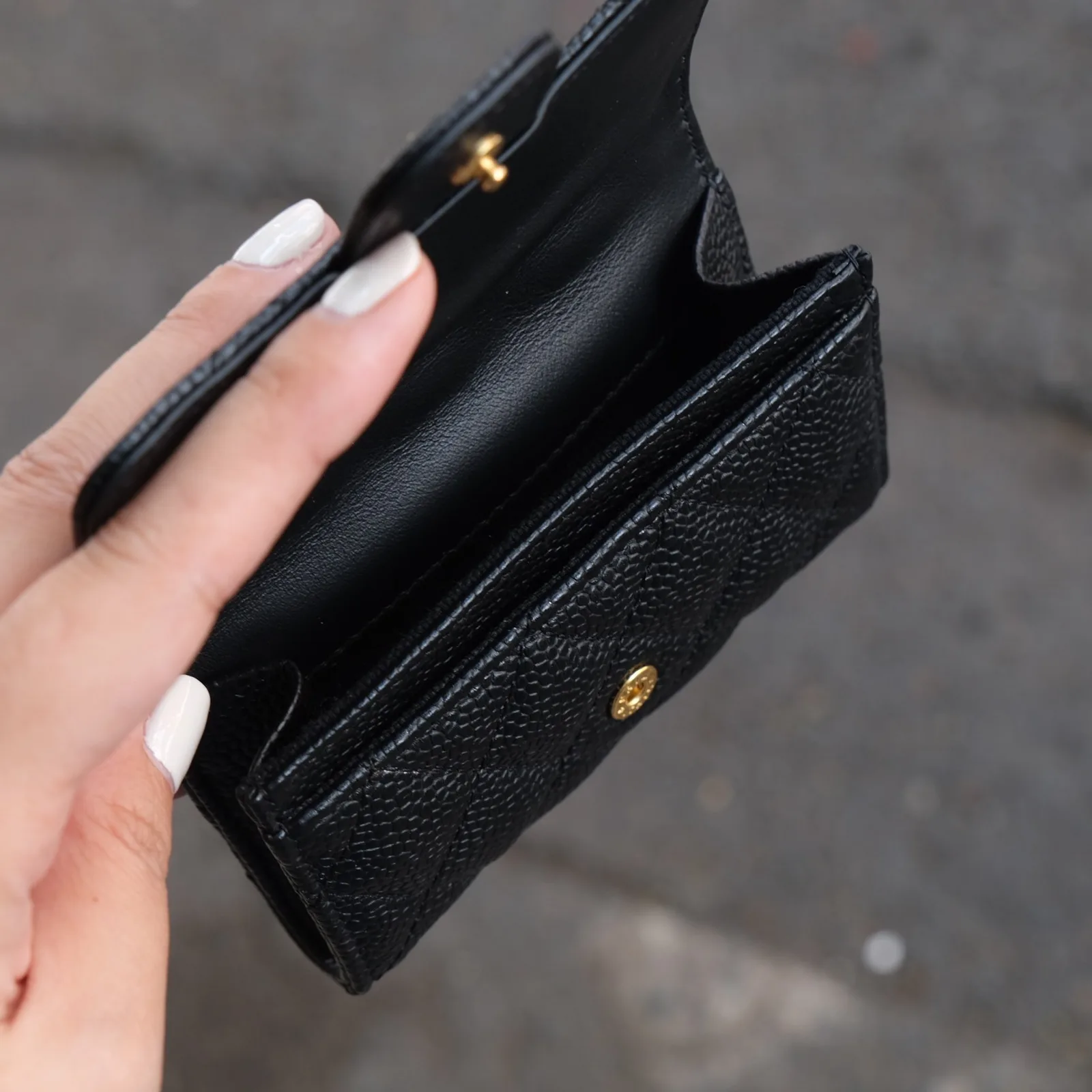 Ảnh Lifestyle Ví nắp gập da Caviar chần trám màu đen - Koi Leather