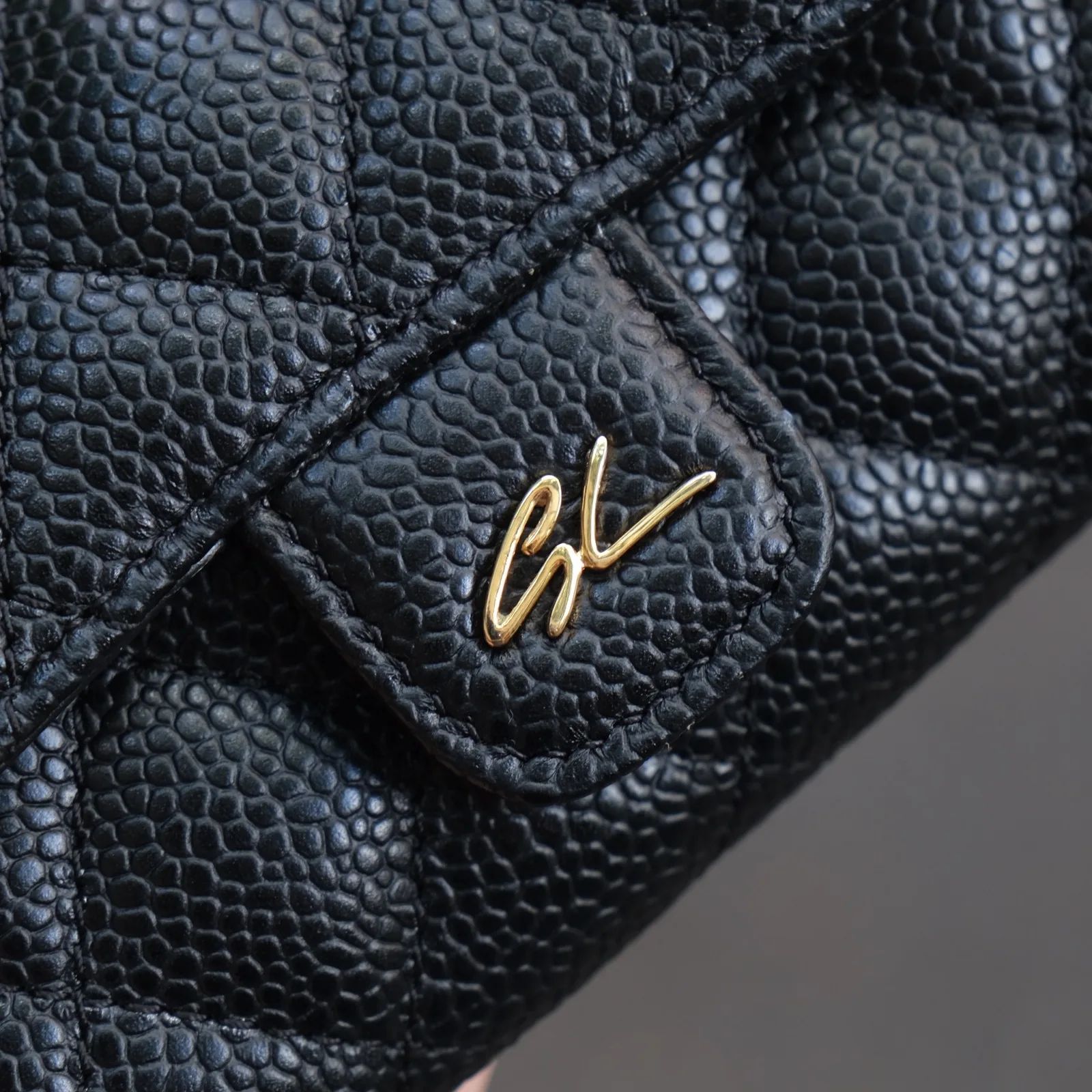 Ảnh Studio Ví nắp gập da Caviar chần trám màu đen - Koi Leather