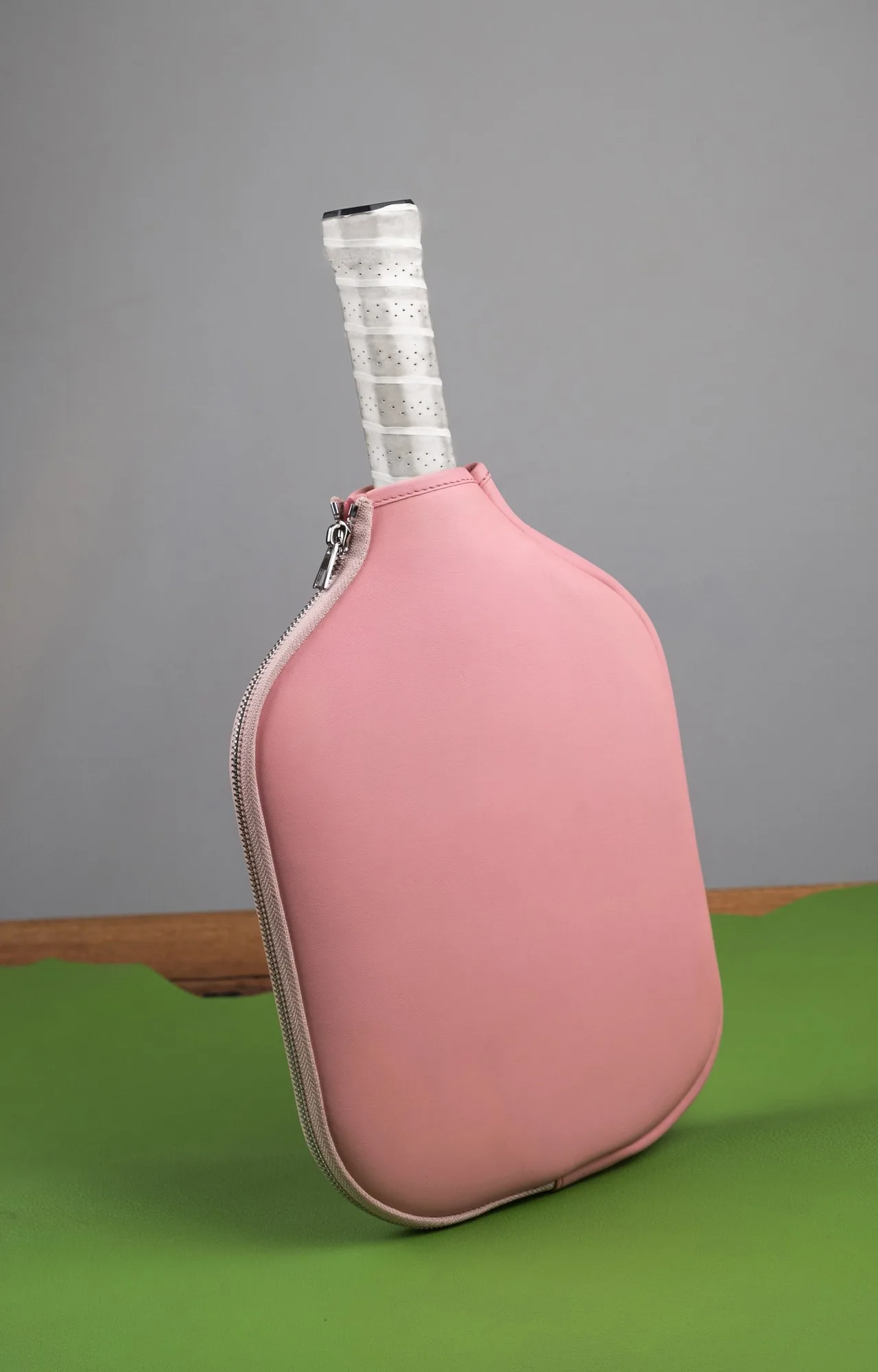 Ảnh Studio Bao da bọc vợt pickleball màu hồng khóa kéo - Koi Leather