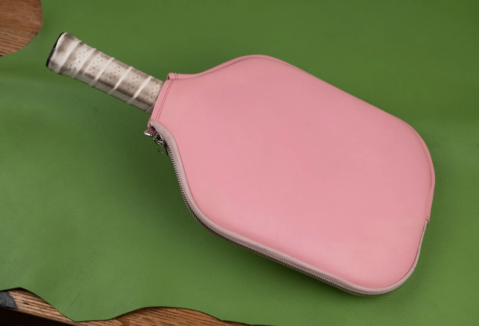 Ảnh Studio Bao da bọc vợt pickleball màu hồng khóa kéo - Koi Leather