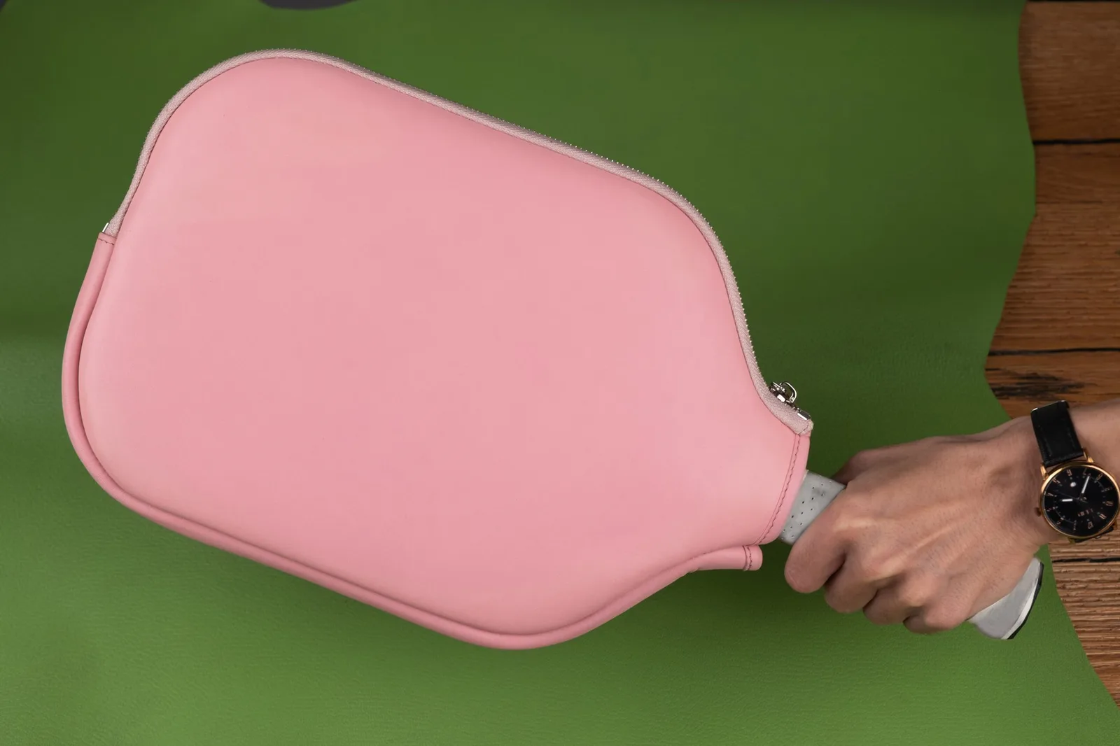 Ảnh Lifestyle Bao da bọc vợt pickleball màu hồng khóa kéo - Koi Leather