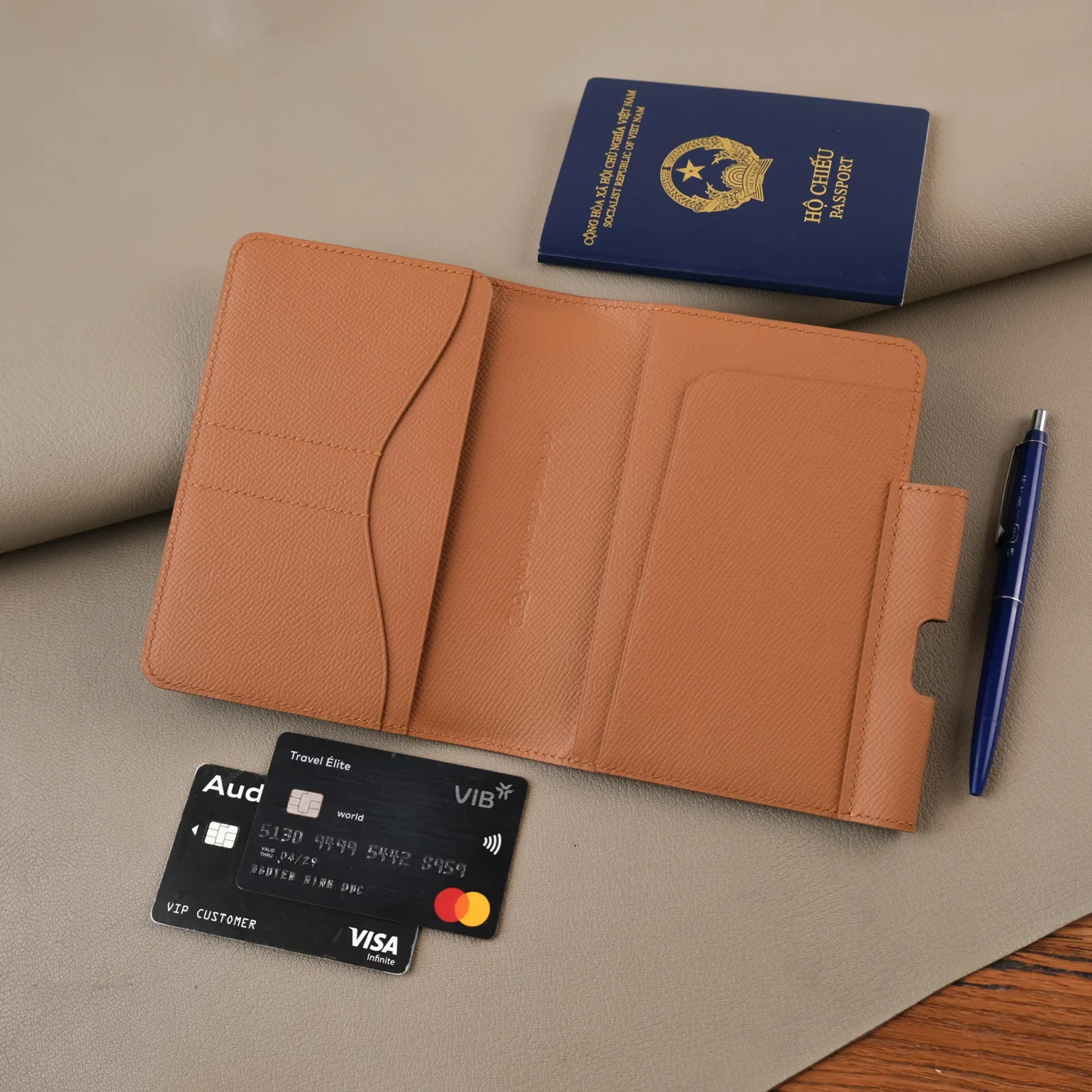 Ảnh Studio Ví đựng hộ chiếu - epsom Gold - Koi Leather