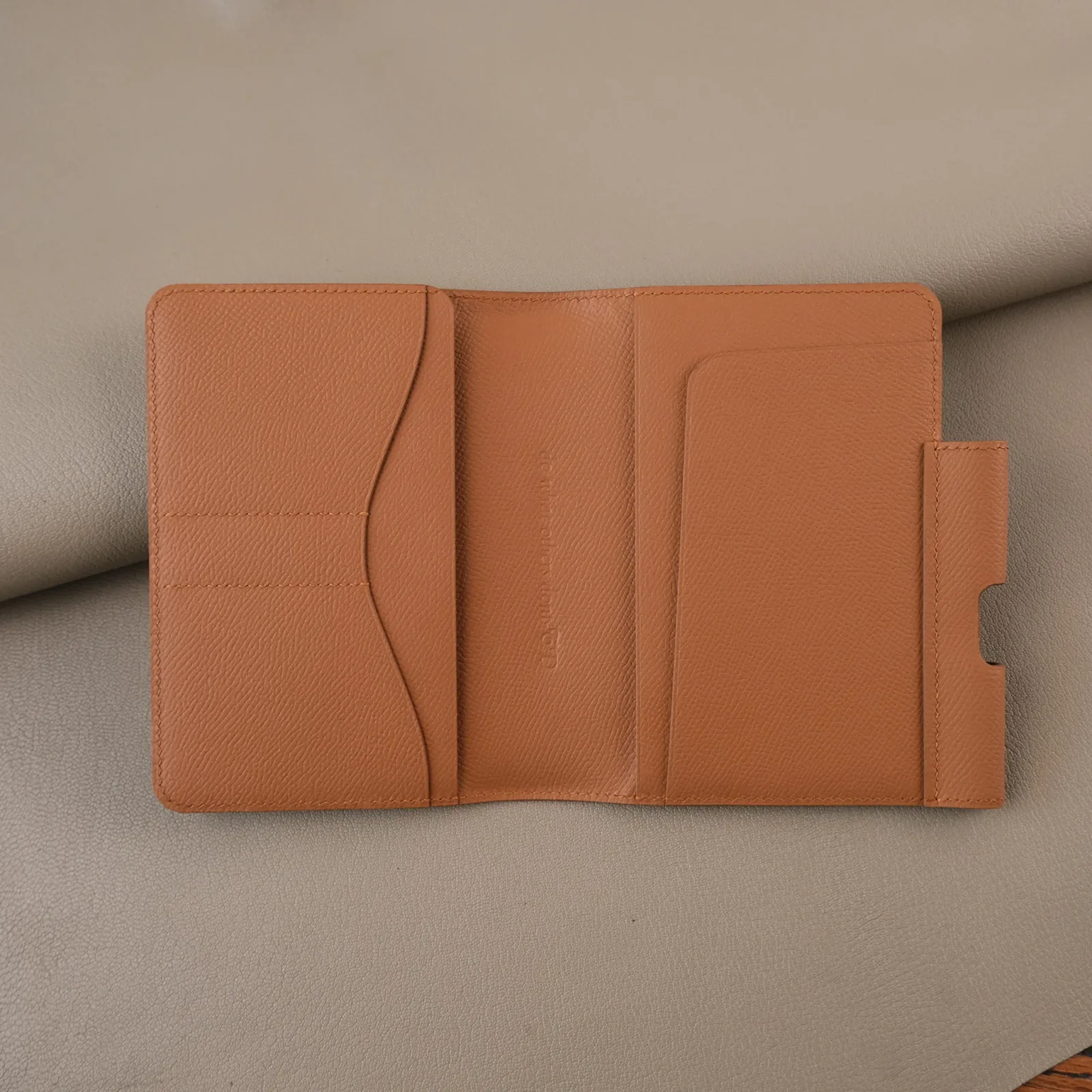 Ảnh Studio Ví đựng hộ chiếu - epsom Gold - Koi Leather
