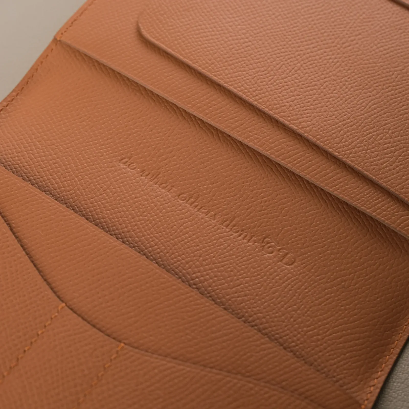 Ảnh Studio Ví đựng hộ chiếu - epsom Gold - Koi Leather