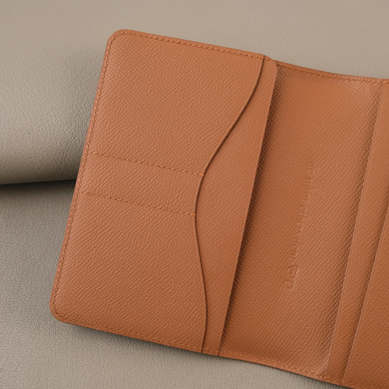 Ảnh Studio Ví đựng hộ chiếu - epsom Gold - Koi Leather