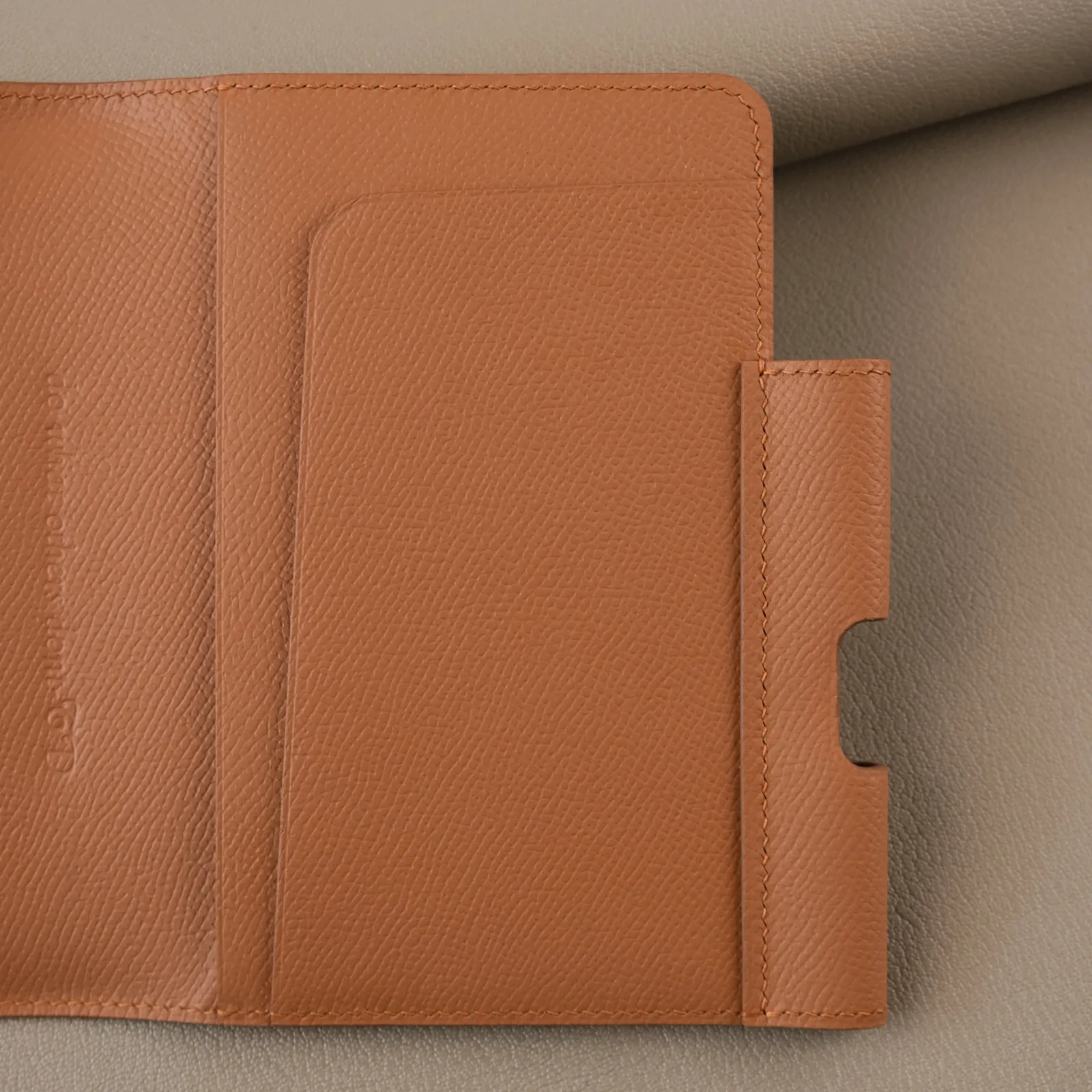Ảnh Studio Ví đựng hộ chiếu - epsom Gold - Koi Leather