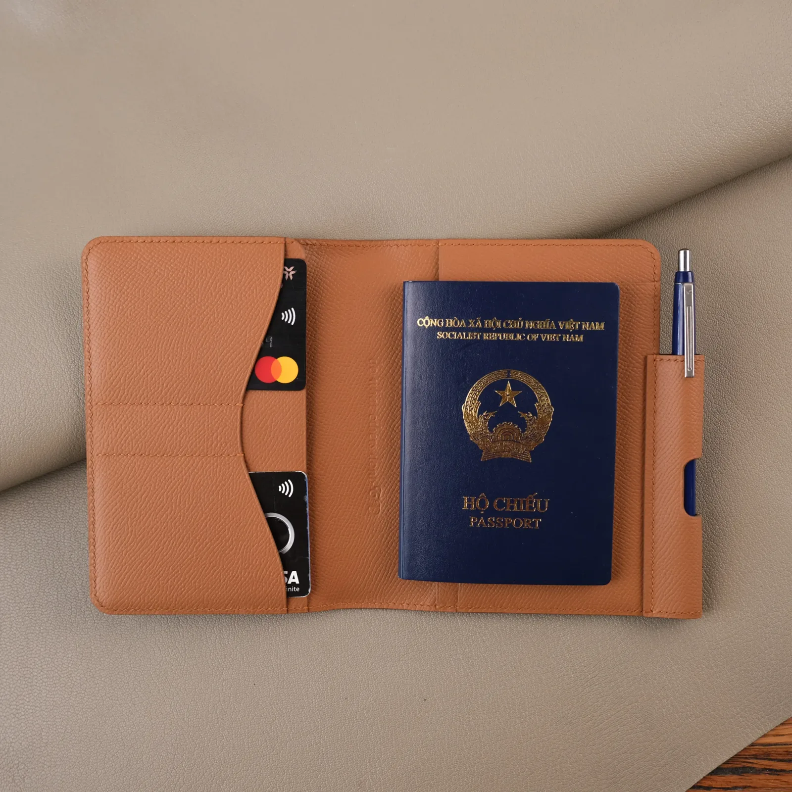 Ảnh Studio Ví đựng hộ chiếu - epsom Gold - Koi Leather