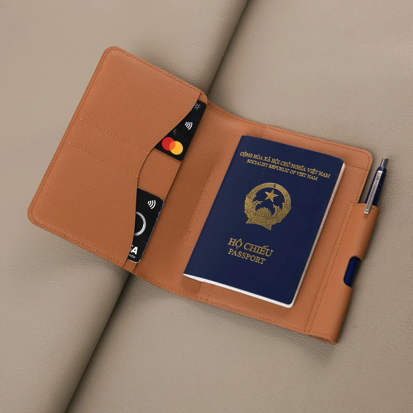 Ảnh Studio Ví đựng hộ chiếu - epsom Gold - Koi Leather