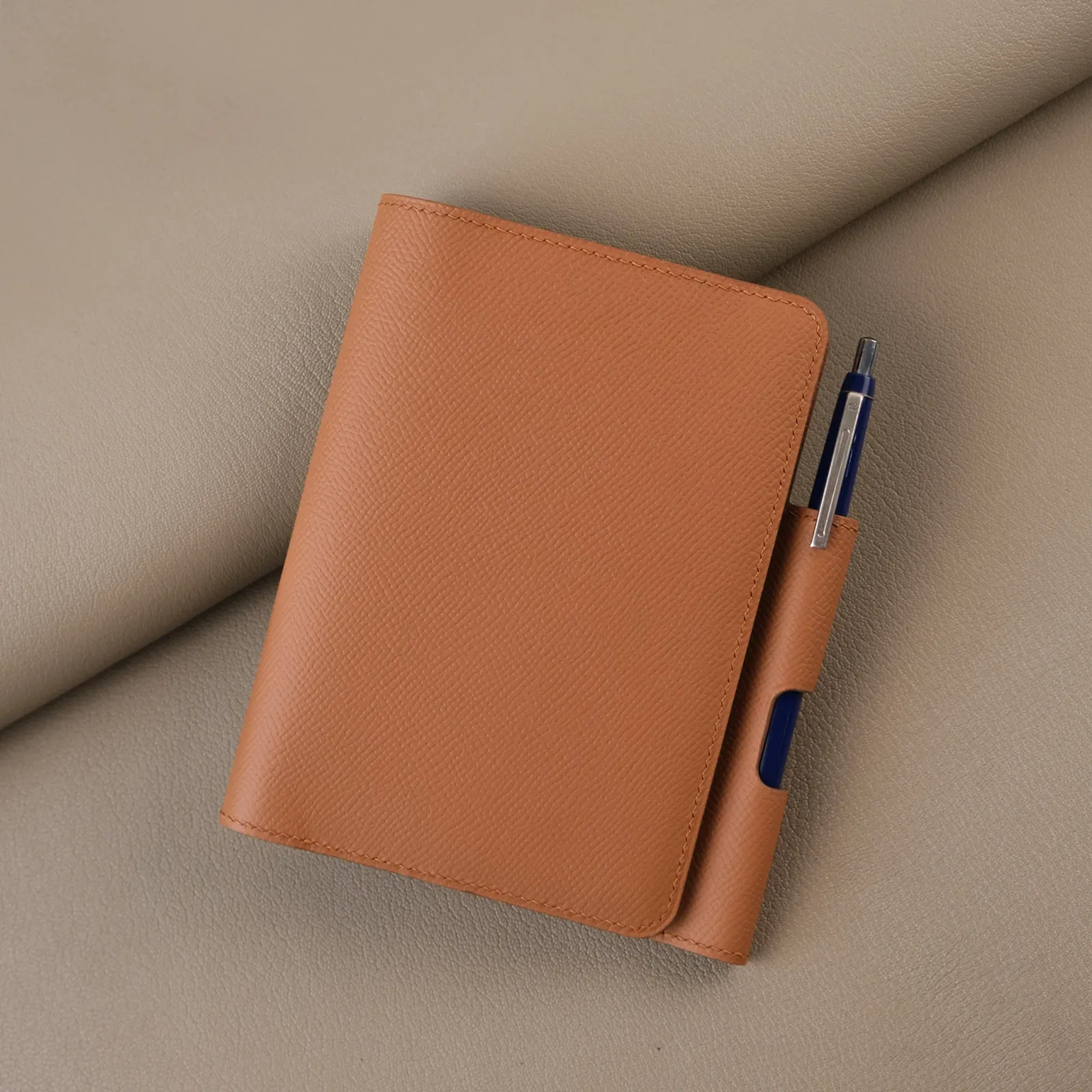 Ảnh Studio Ví đựng hộ chiếu - epsom Gold - Koi Leather