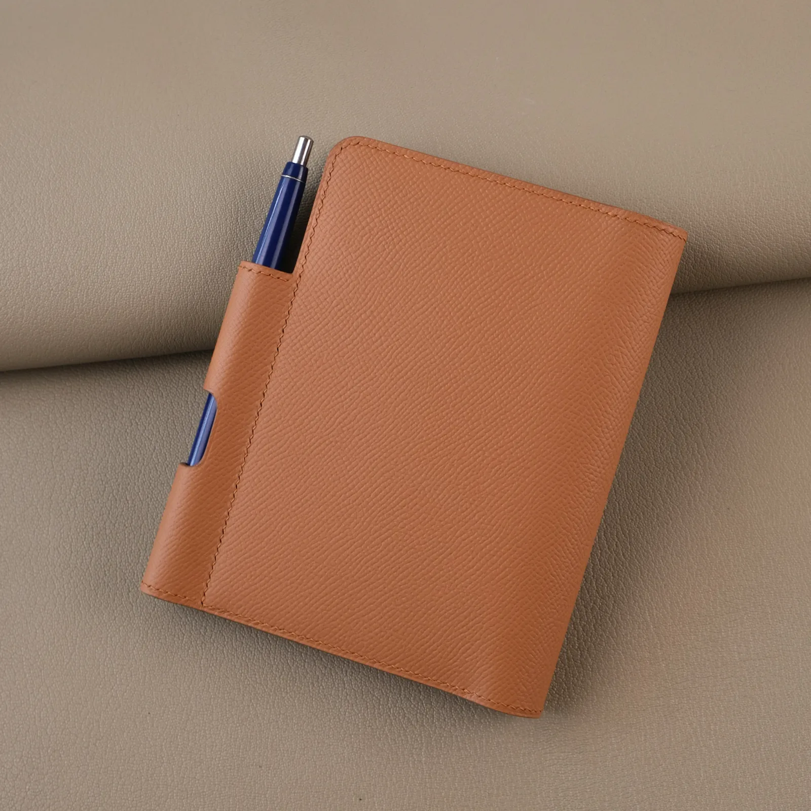 Ảnh Studio Ví đựng hộ chiếu - epsom Gold - Koi Leather