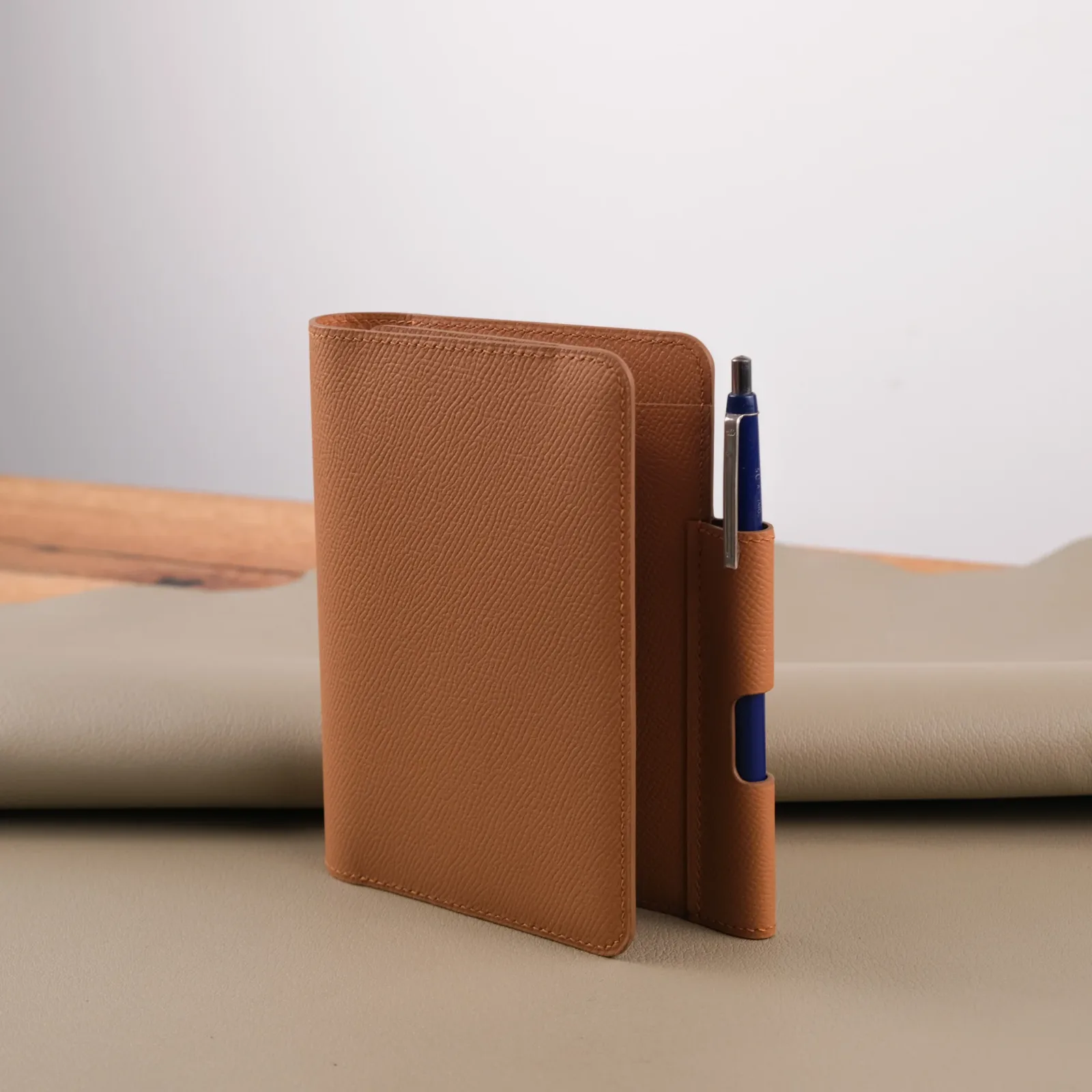 Ảnh Studio Ví đựng hộ chiếu - epsom Gold - Koi Leather