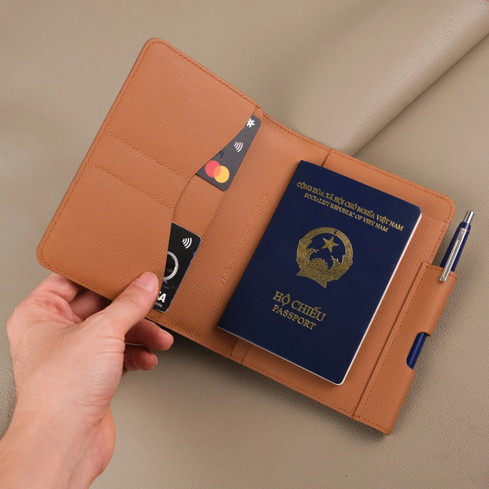 Ảnh Studio Ví đựng hộ chiếu - epsom Gold - Koi Leather