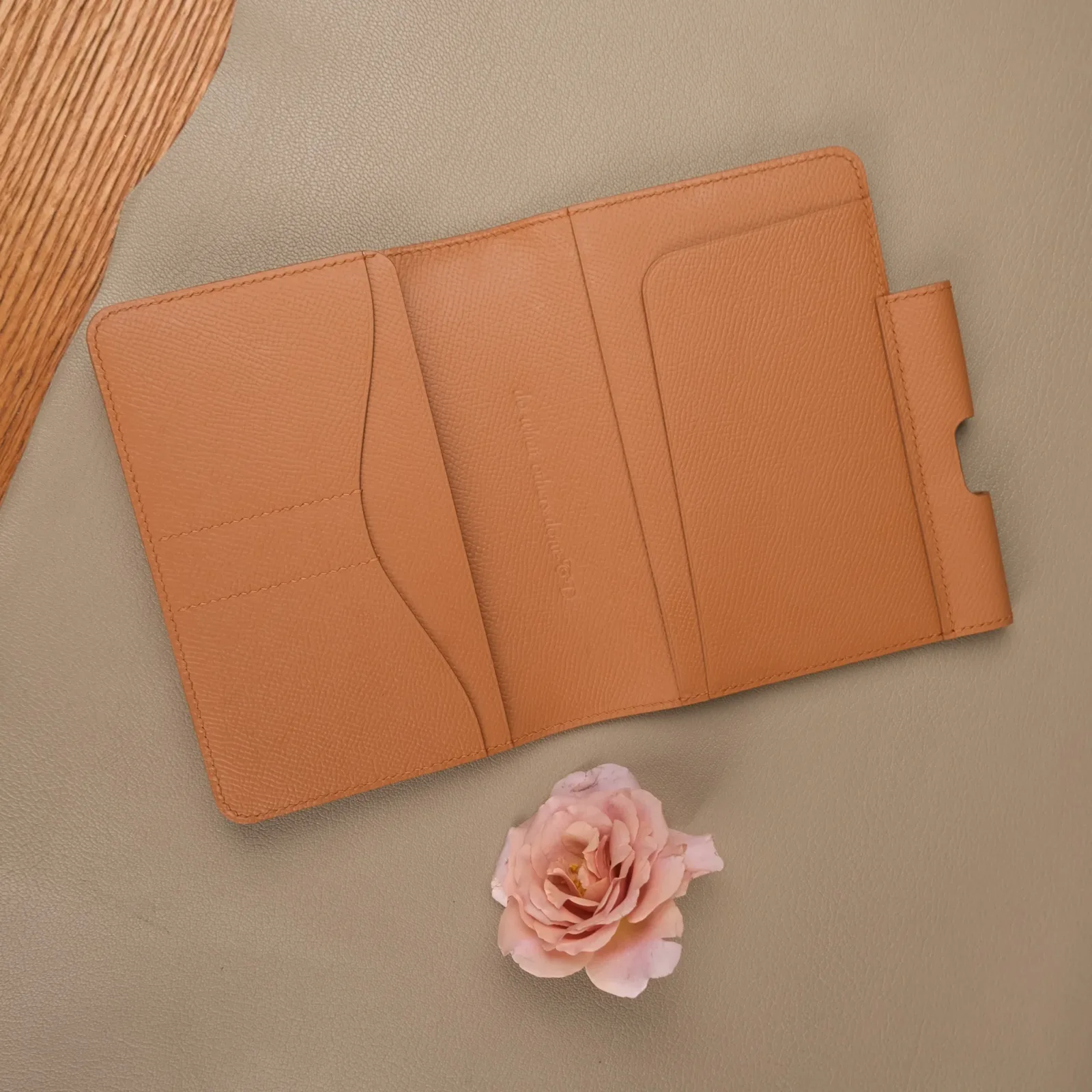 Ảnh Studio Ví đựng hộ chiếu - epsom Gold - Koi Leather