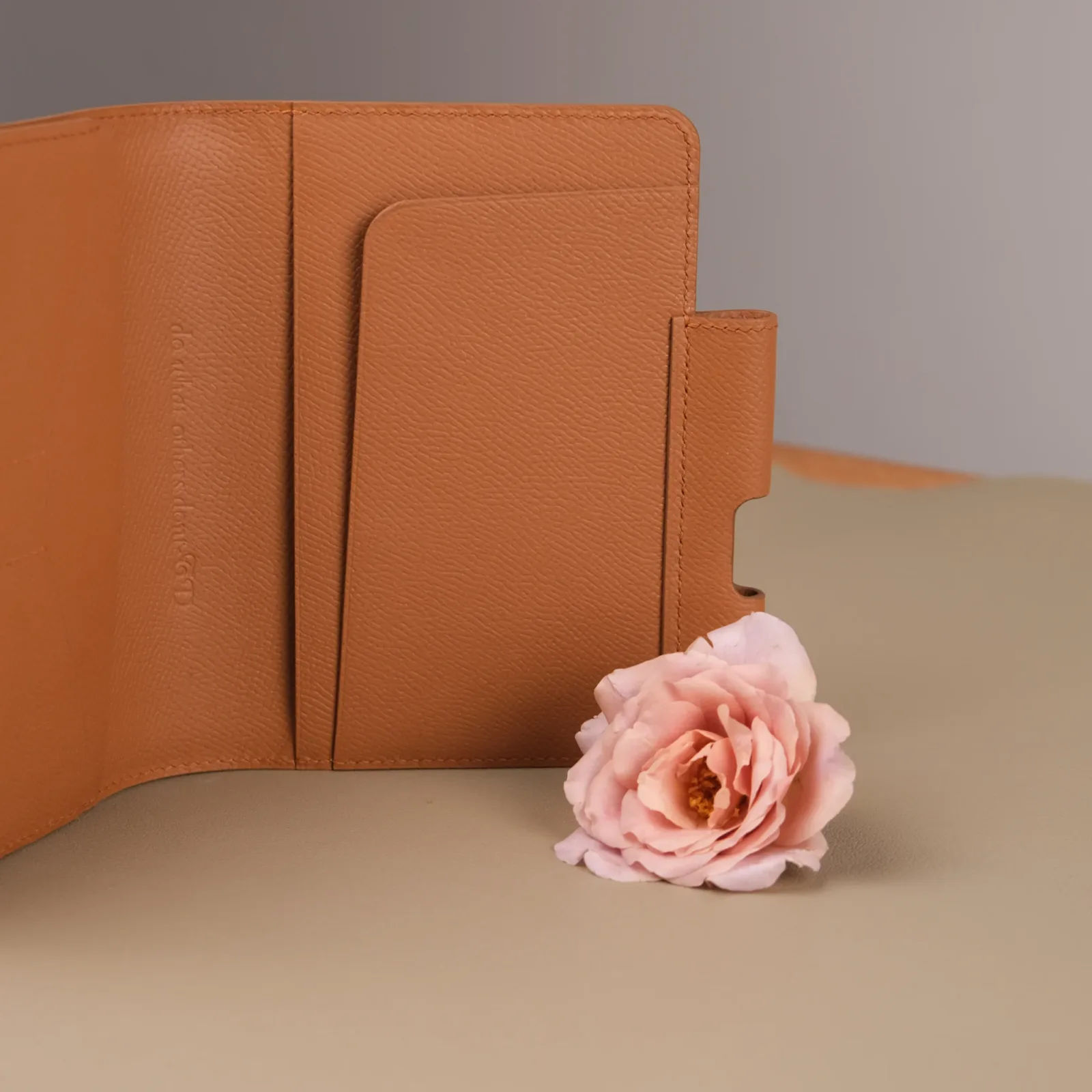 Ảnh Studio Ví đựng hộ chiếu - epsom Gold - Koi Leather