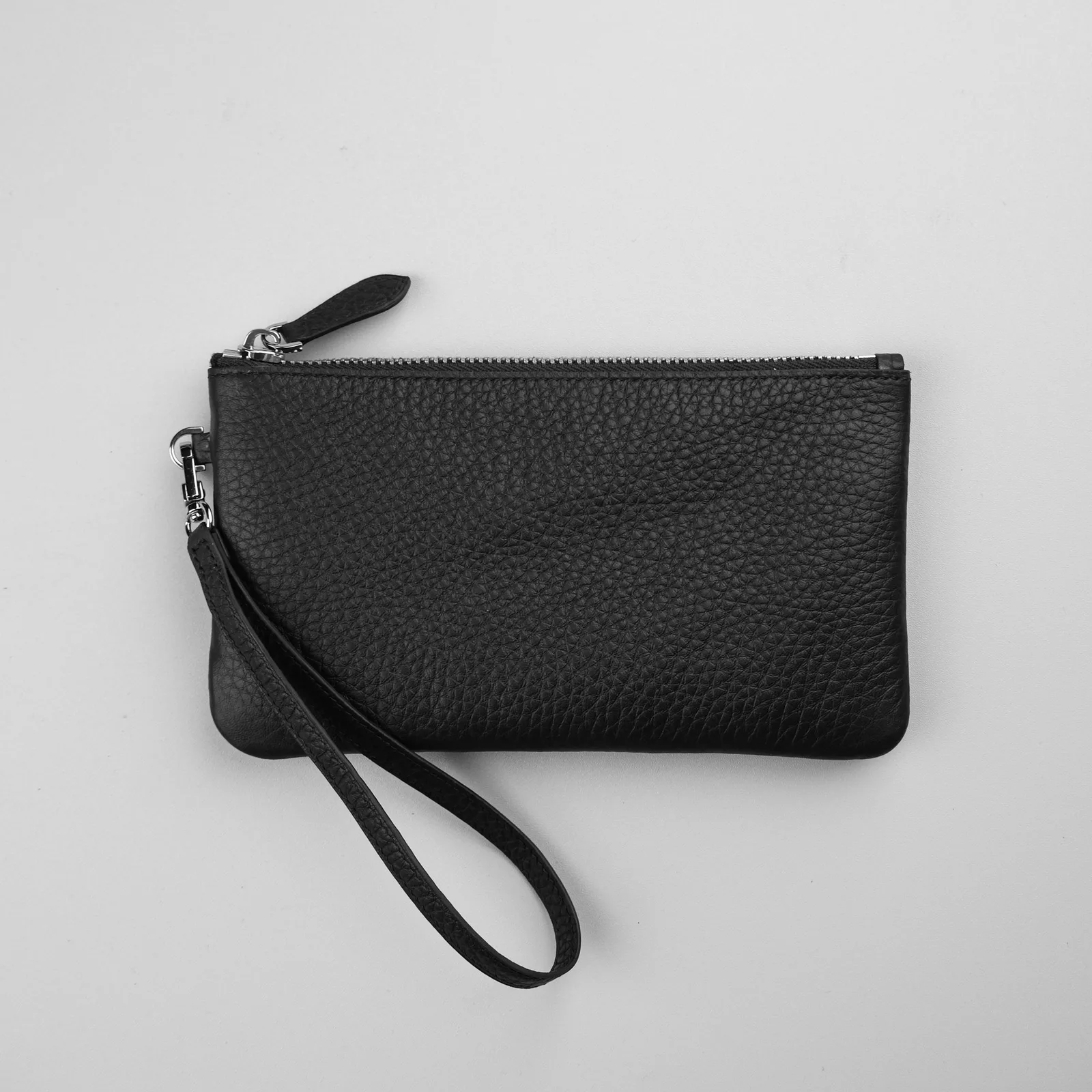 Ảnh Studio Ví Monte zip wallet da bò hạt màu đen kèm quai tay - Koi Leather
