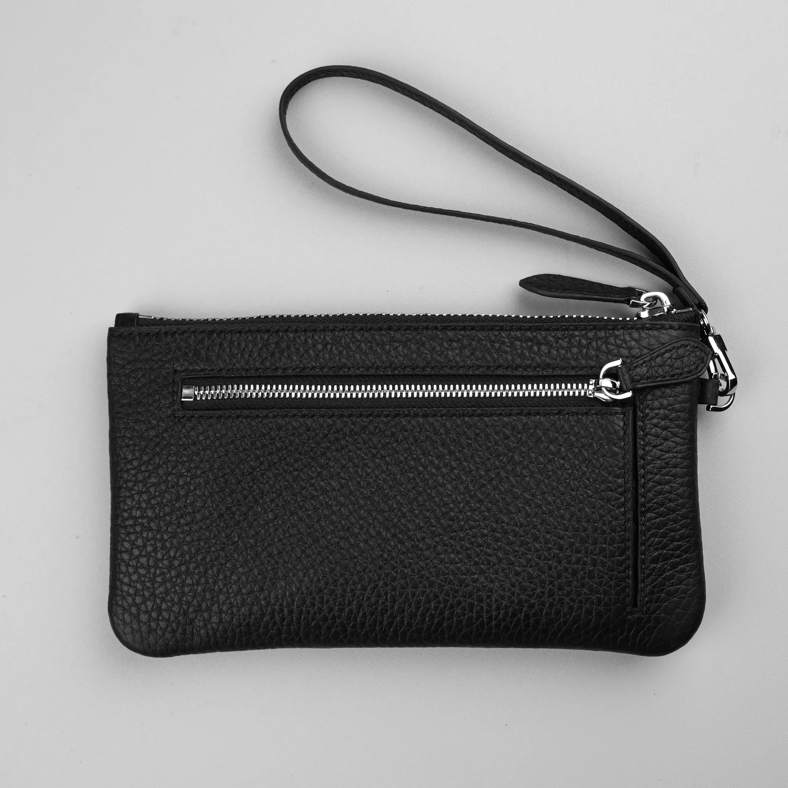 Ảnh Studio Ví Monte zip wallet da bò hạt màu đen kèm quai tay - Koi Leather