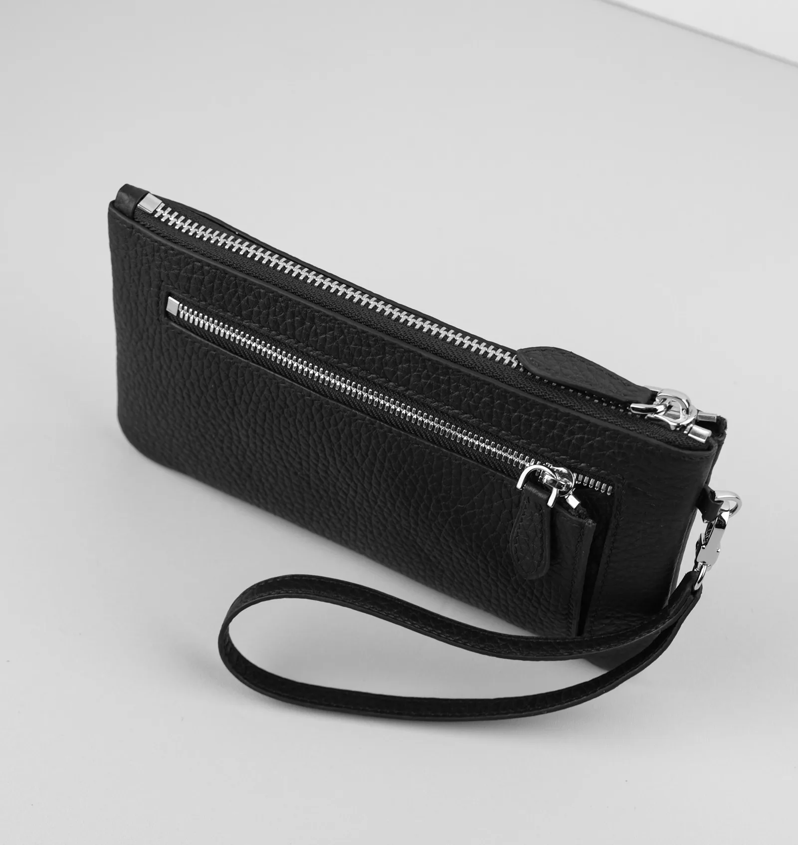 Ảnh Studio Ví Monte zip wallet da bò hạt màu đen kèm quai tay - Koi Leather