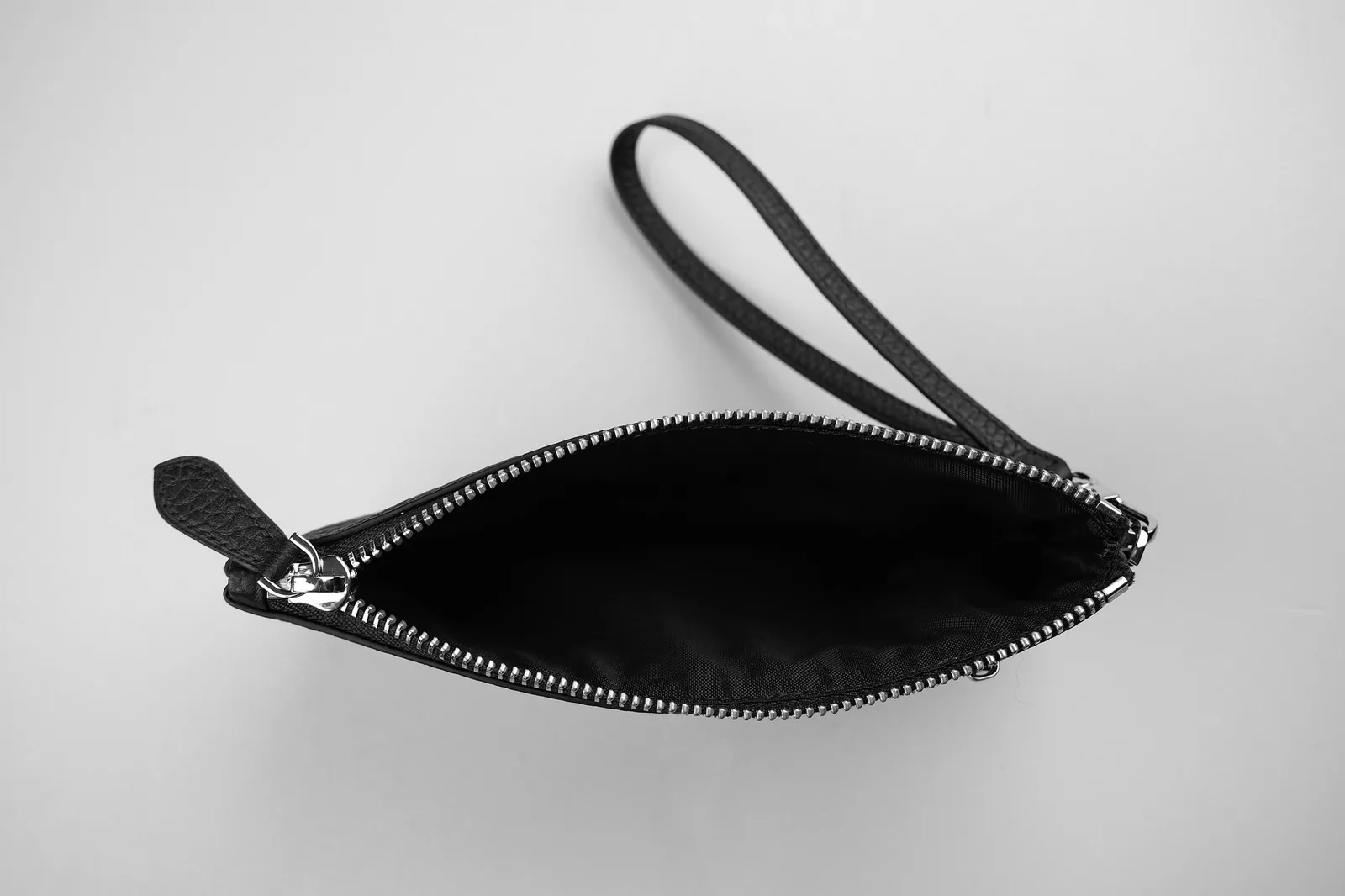 Ảnh Studio Ví Monte zip wallet da bò hạt màu đen kèm quai tay - Koi Leather