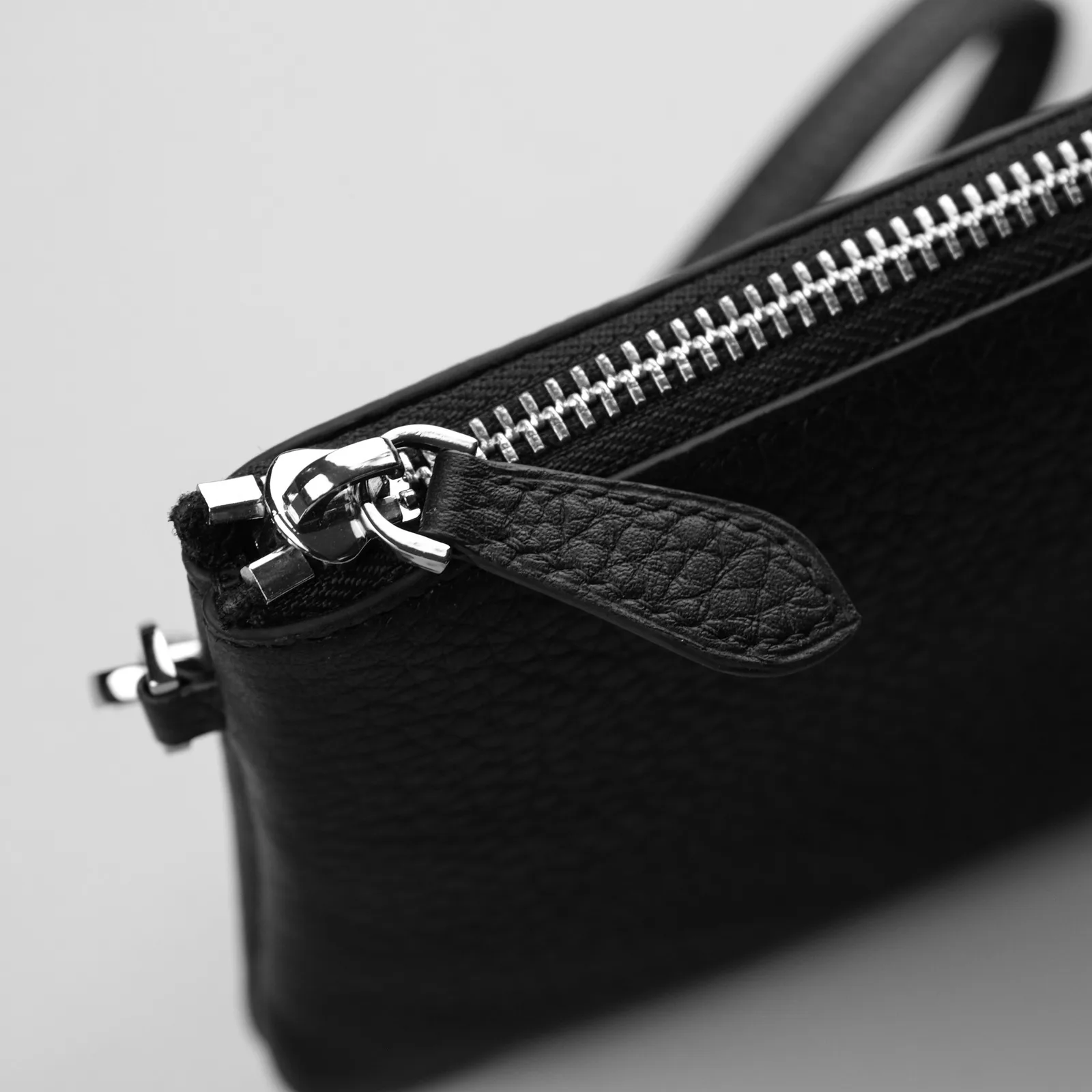 Ảnh Studio Ví Monte zip wallet da bò hạt màu đen kèm quai tay - Koi Leather