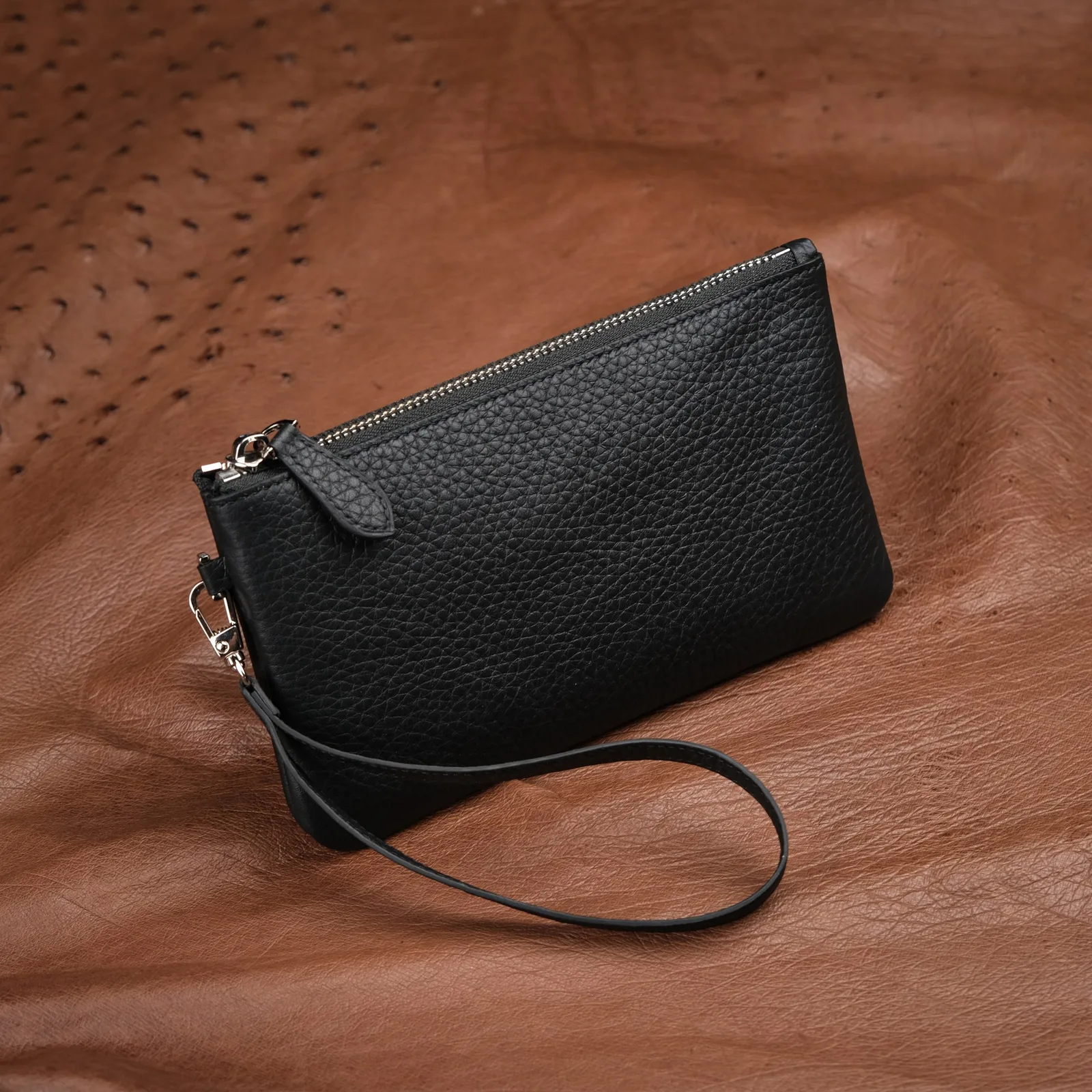 Ảnh Studio Ví Monte zip wallet da bò hạt màu đen kèm quai tay - Koi Leather