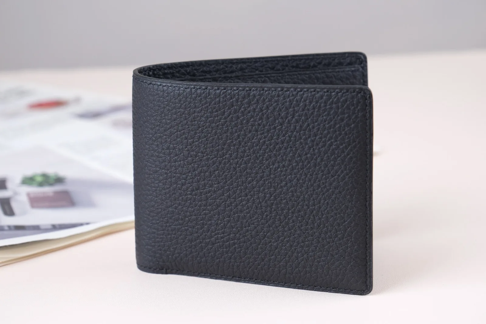 Ảnh Studio Ví đứng da bò vân Mill màu đen có ngăn ảnh - Koi Leather