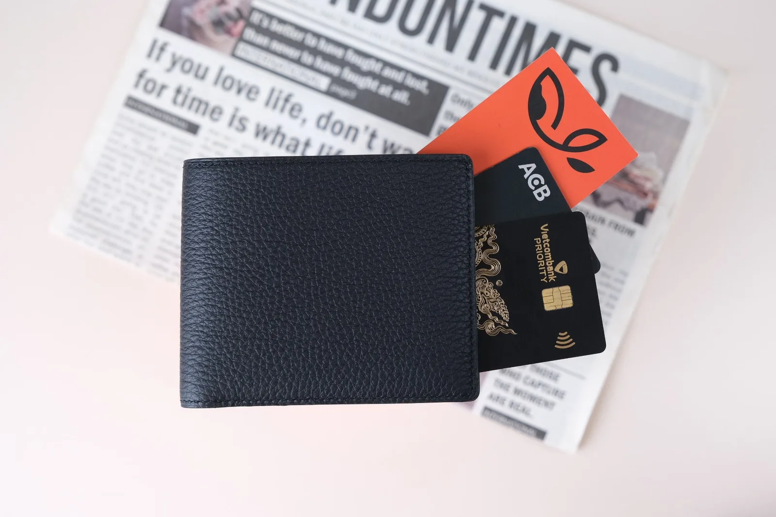 Ảnh Lifestyle Ví đứng da bò vân Mill màu đen có ngăn ảnh - Koi Leather