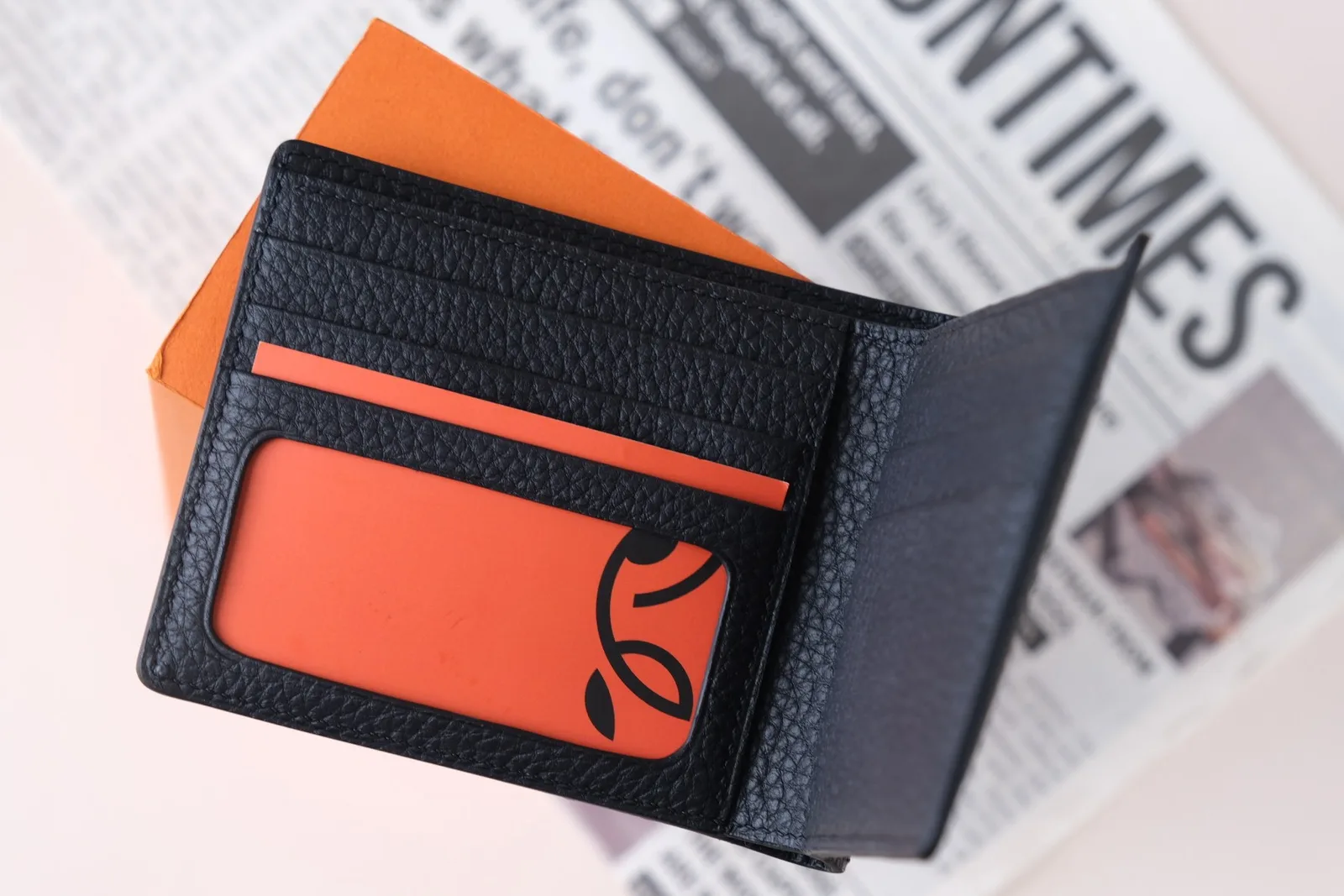 Ảnh Lifestyle Ví đứng da bò vân Mill màu đen có ngăn ảnh - Koi Leather