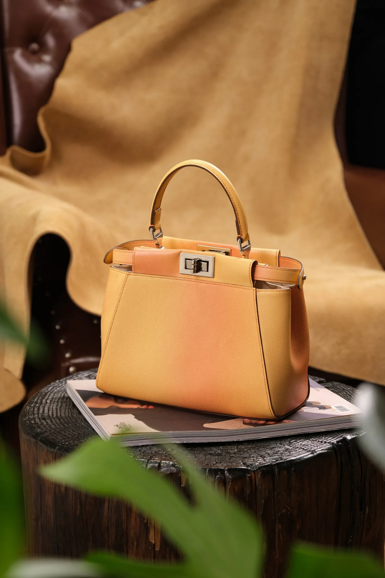Ảnh Studio Túi xách da bò dáng hai ngăn khoá xoay quai cầm - Koi Leather