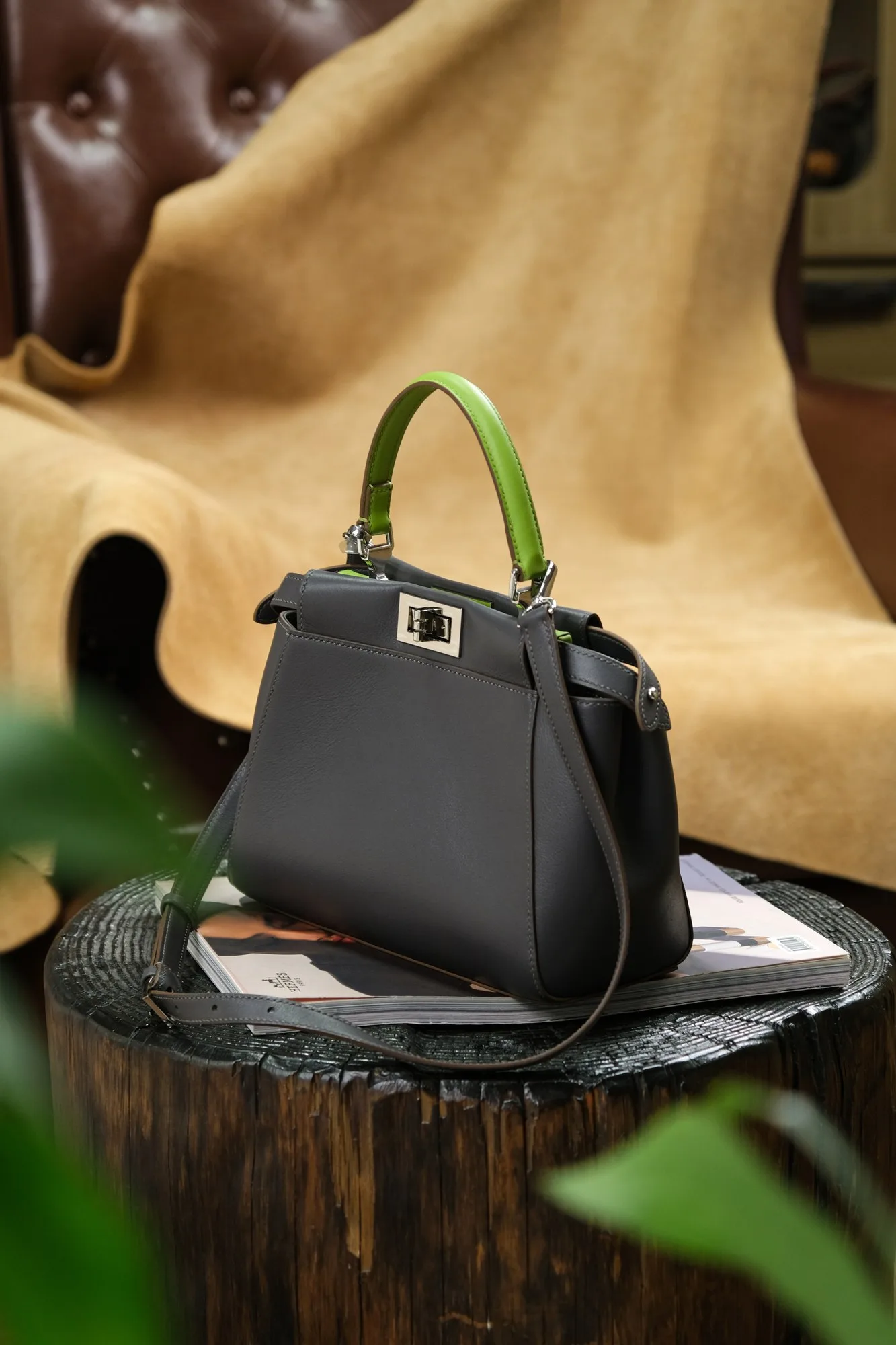Ảnh Studio Túi xách da bò dáng hai ngăn khoá xoay quai cầm - Koi Leather