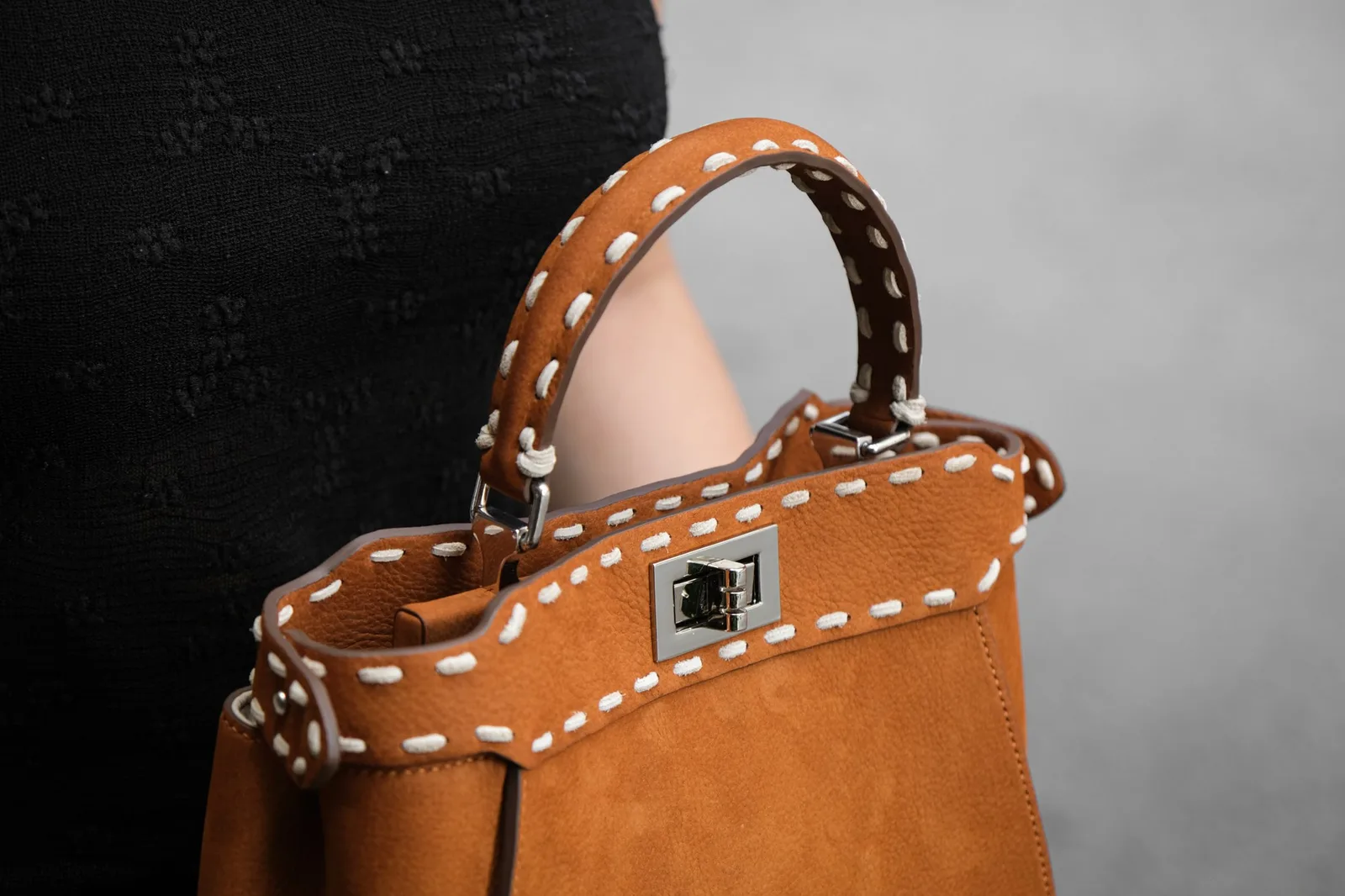 Ảnh Lifestyle Túi xách da bò dáng hai ngăn khoá xoay quai cầm - Koi Leather