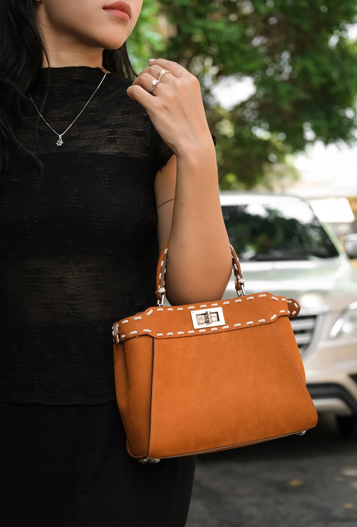 Ảnh Lifestyle Túi xách da bò dáng hai ngăn khoá xoay quai cầm - Koi Leather
