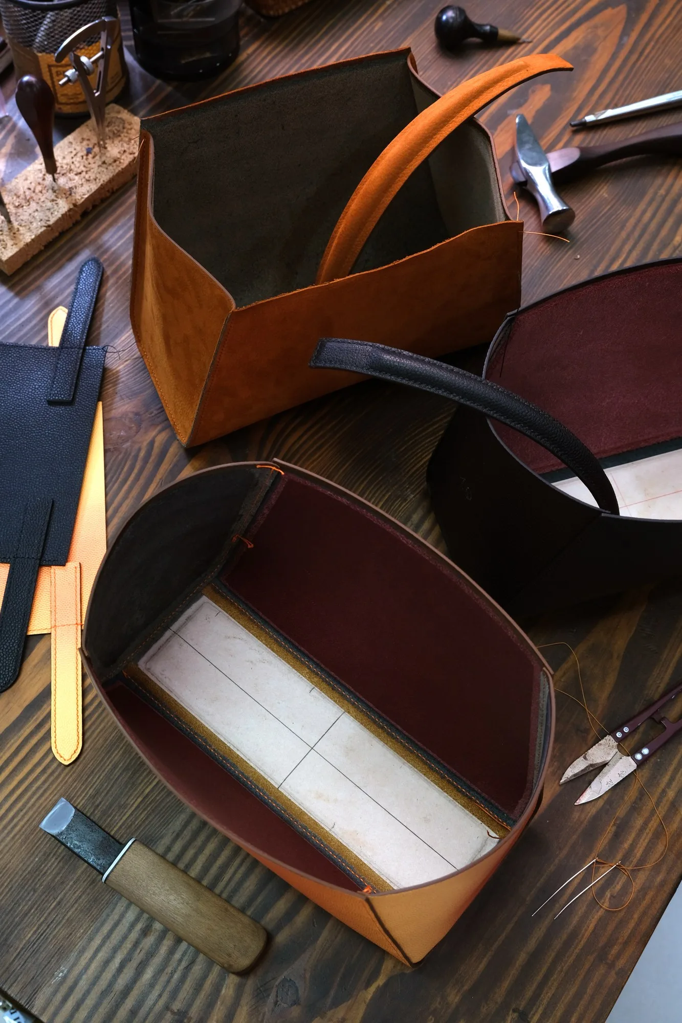 Ảnh Chế tác Túi xách da bò dáng hai ngăn khoá xoay quai cầm - Koi Leather