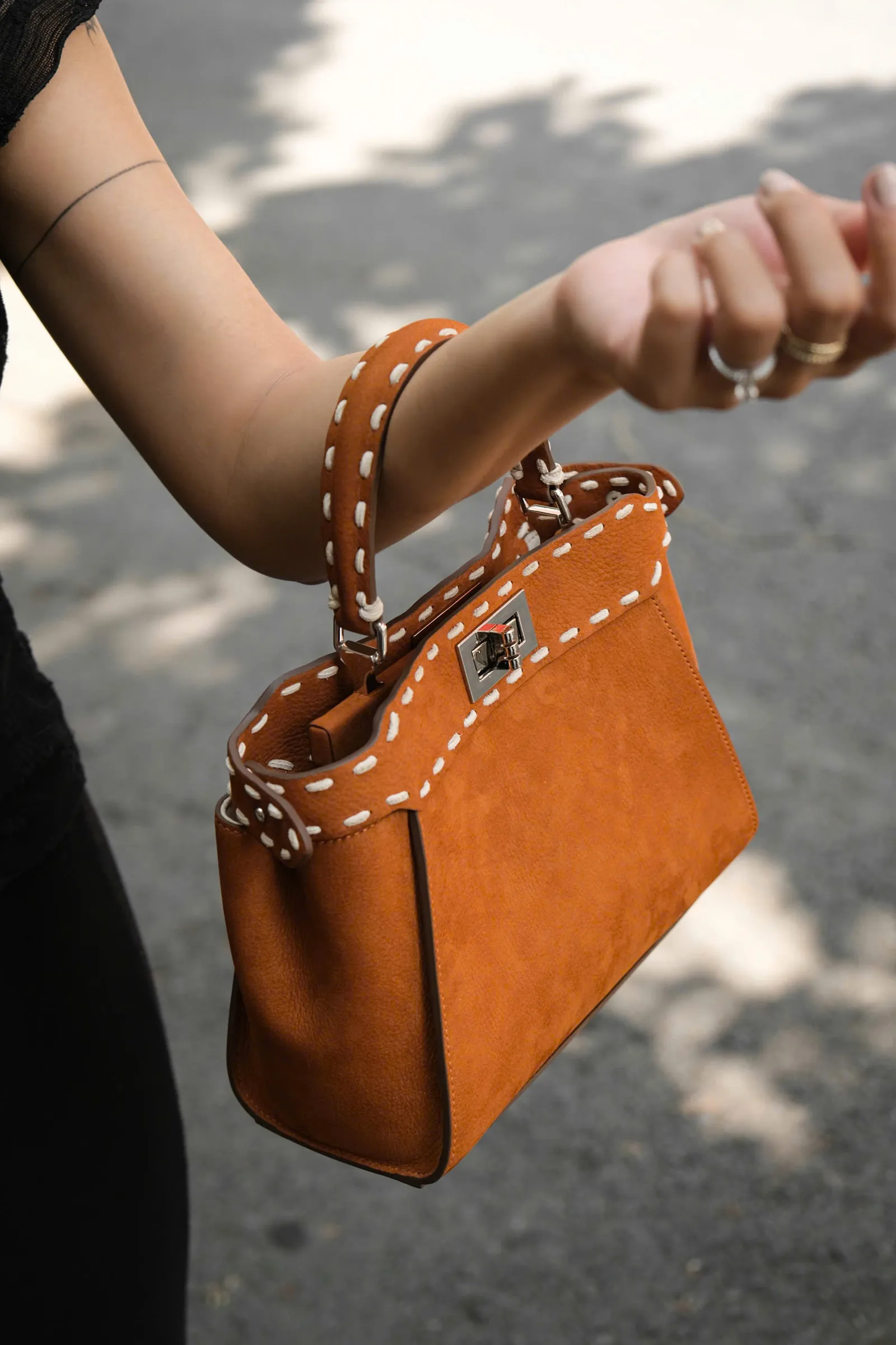 Ảnh Studio Túi xách da bò dáng hai ngăn khoá xoay quai cầm - Size 23 - Koi Leather