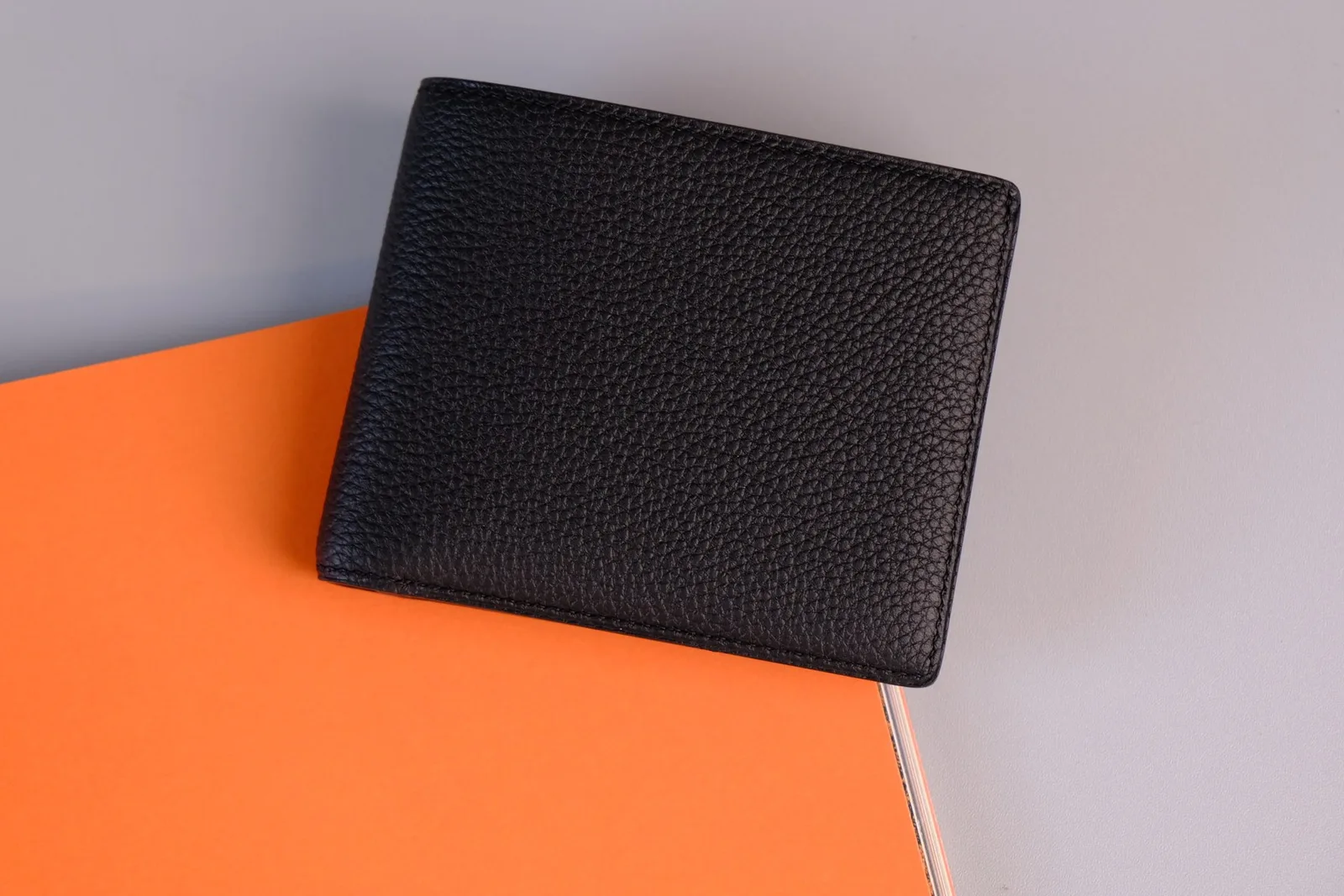 Ảnh Studio Ví ngang da bò Togo màu đen dáng gập đôi - Koi Leather