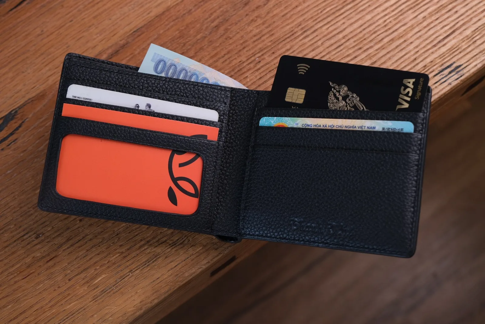 Ảnh Lifestyle Ví ngang da bò Togo màu đen dáng gập đôi - Koi Leather