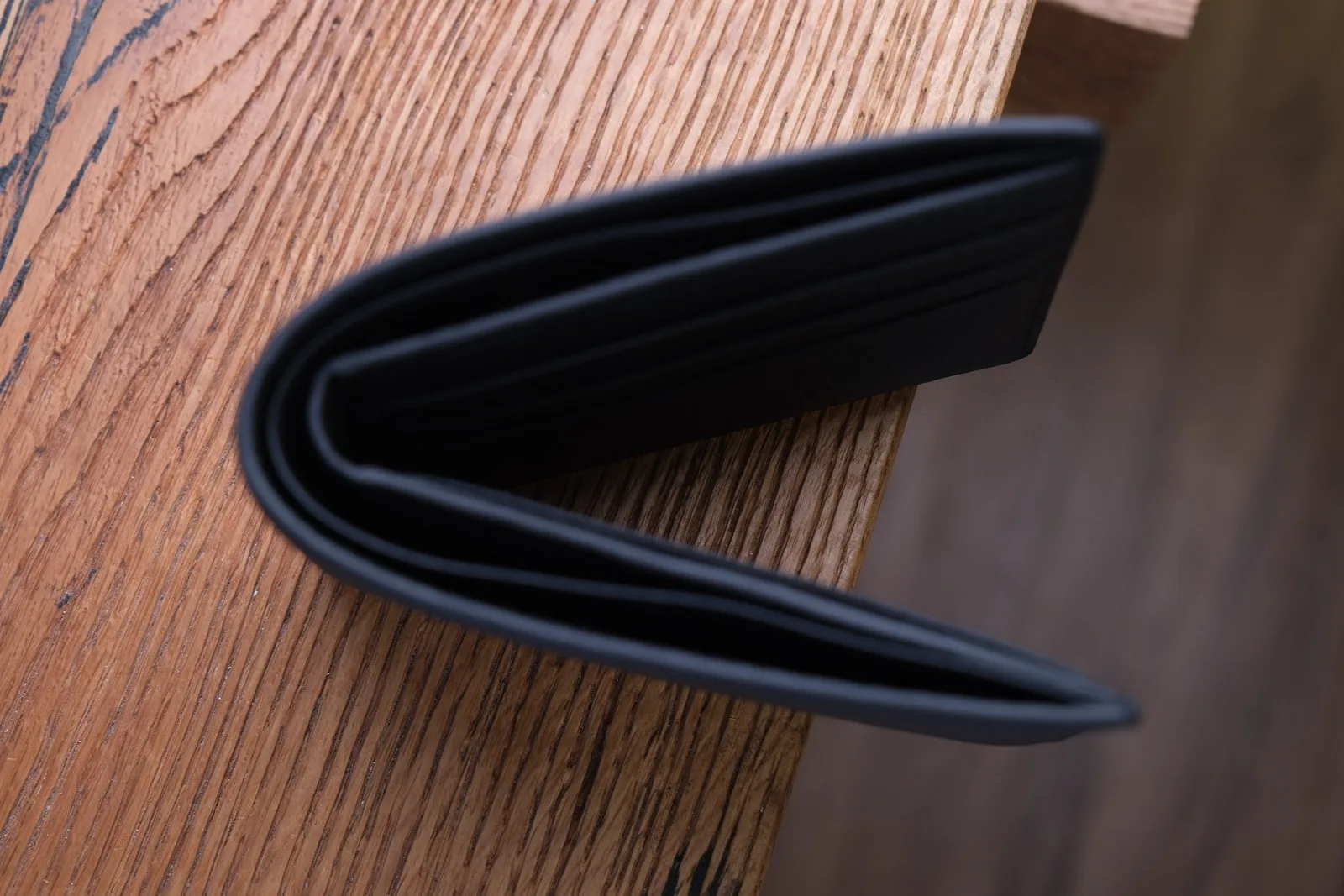 Ảnh Studio Ví ngang da bò Togo màu đen dáng gập đôi - Koi Leather