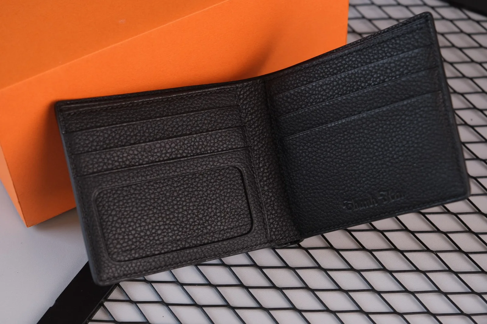 Ảnh Studio Ví ngang da bò Togo màu đen dáng gập đôi - Koi Leather