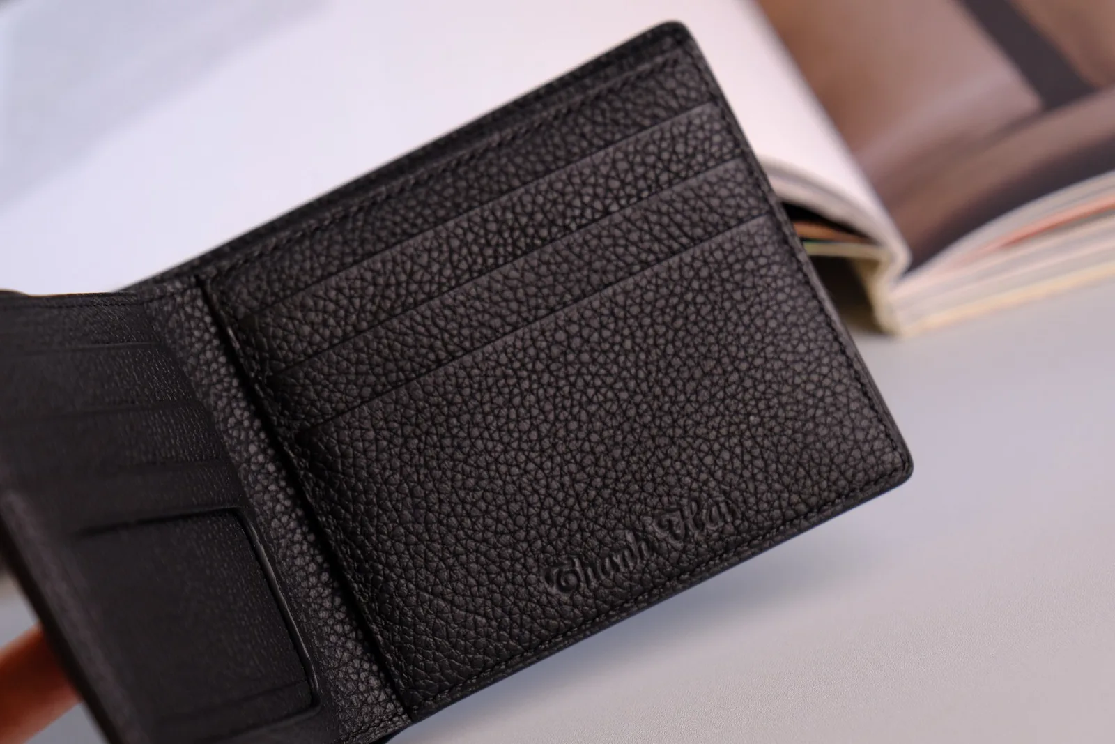 Ảnh Ví ngang da bò Togo màu đen dáng gập đôi - Koi Leather